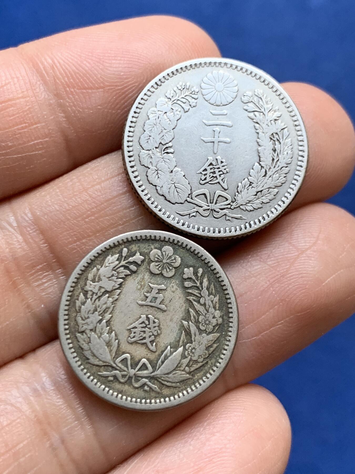 《竞宝斋》第470场 周日，周一，周二 3场连拍 （全场包邮）欢迎送拍 两枚一组 日本明治三十一年（1898年）二十钱银币、韩国光武九年（1905年）五钱镍币 品相都不错 凑一对龙凤呈祥 经典品种