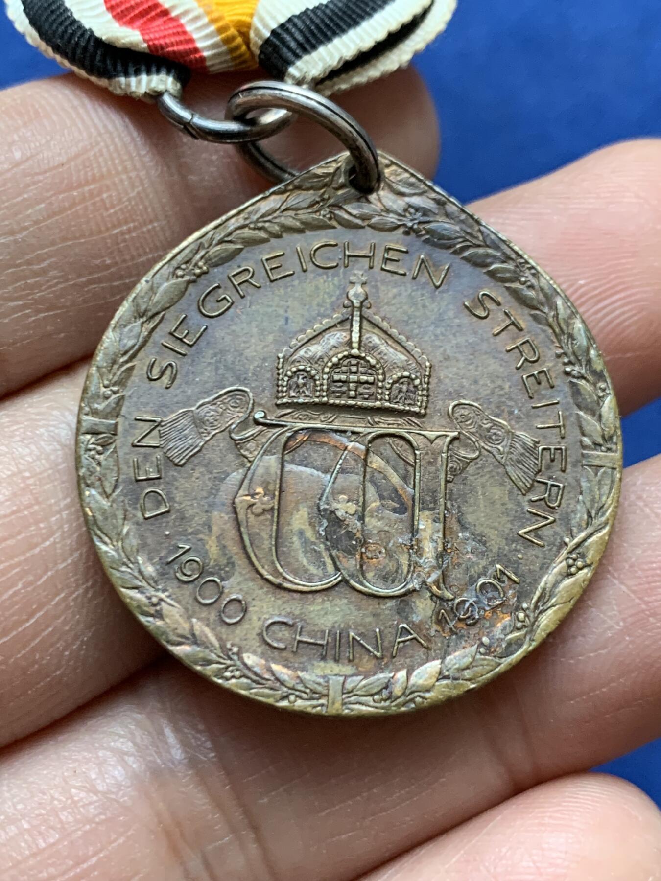 《竞宝斋》第470场 周日，周一，周二 3场连拍 （全场包邮）欢迎送拍 德国1900庚子事变龙鹰勋章，非常著名的品种。PCGS目前给进行评级，细节漂亮，背面有胶水残留，细节见图，总重17.6克。