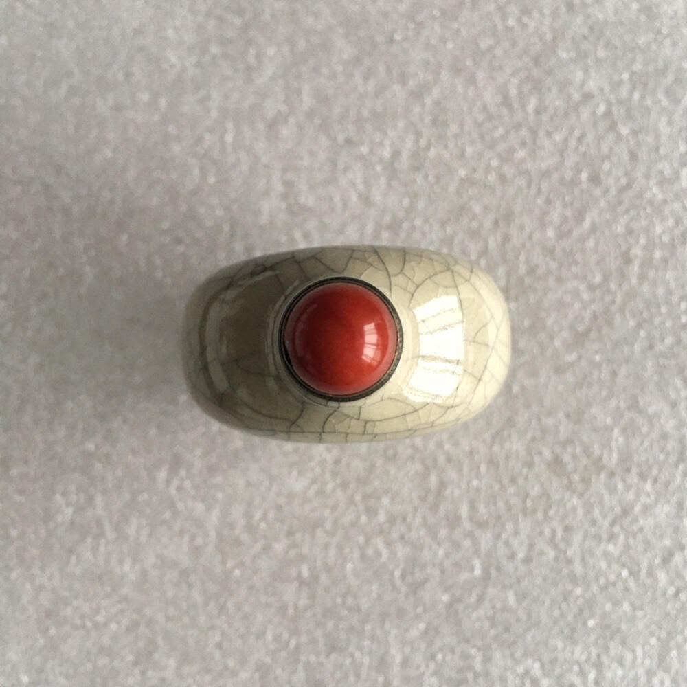      中国红色盖子配六七十年代耀州窑瓷质鼻烟壶开片釉库存老货旧藏文玩艺术收藏