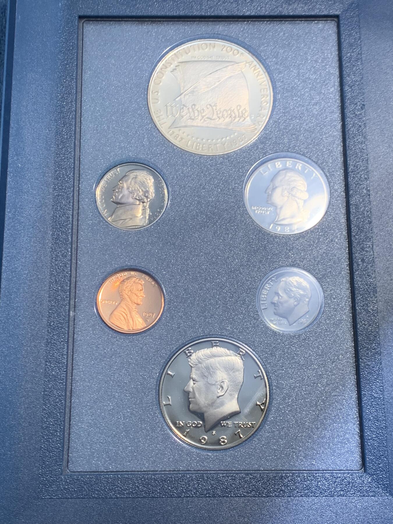 《竞宝斋》第470场 周日，周一，周二 3场连拍 （全场包邮）欢迎送拍 1987年美国Prestige套装，含6枚硬币，带原盒和证书，其中最大的1枚宪法二百周年纪念是银币，900银，26.7克，细节见图。