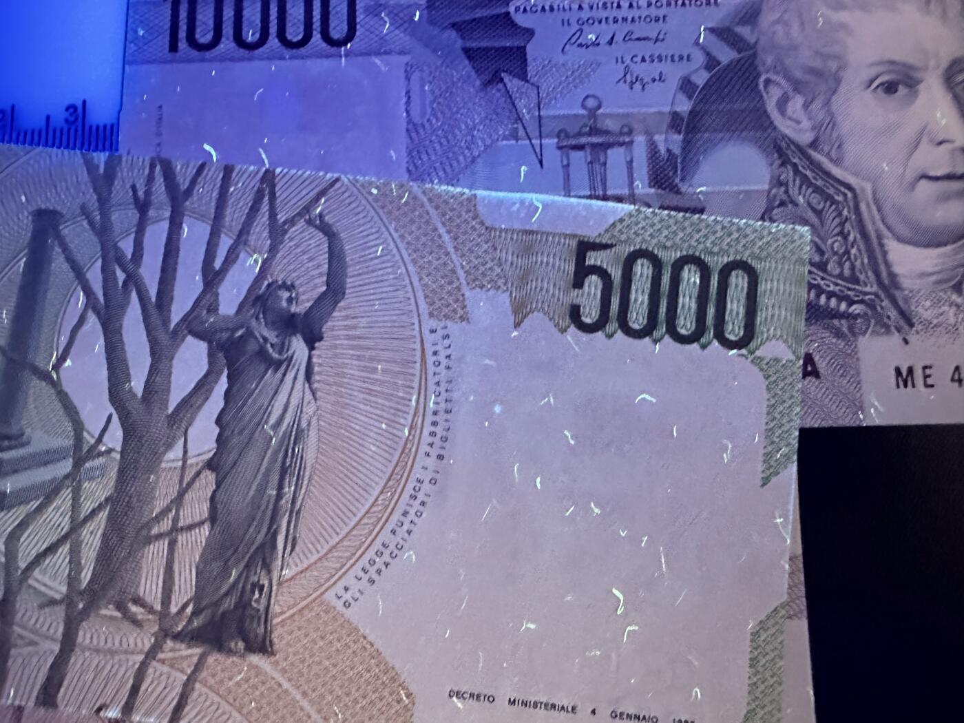 《外钞收藏家》第六百一十八期（精品场）（长期征集拍品、欢迎藏友们联系合作） 意大利末版1000-1万里拉4张小套（多位世界名人）	UNC（5000里拉边上有点荧光反应，判断是纸币自带的）