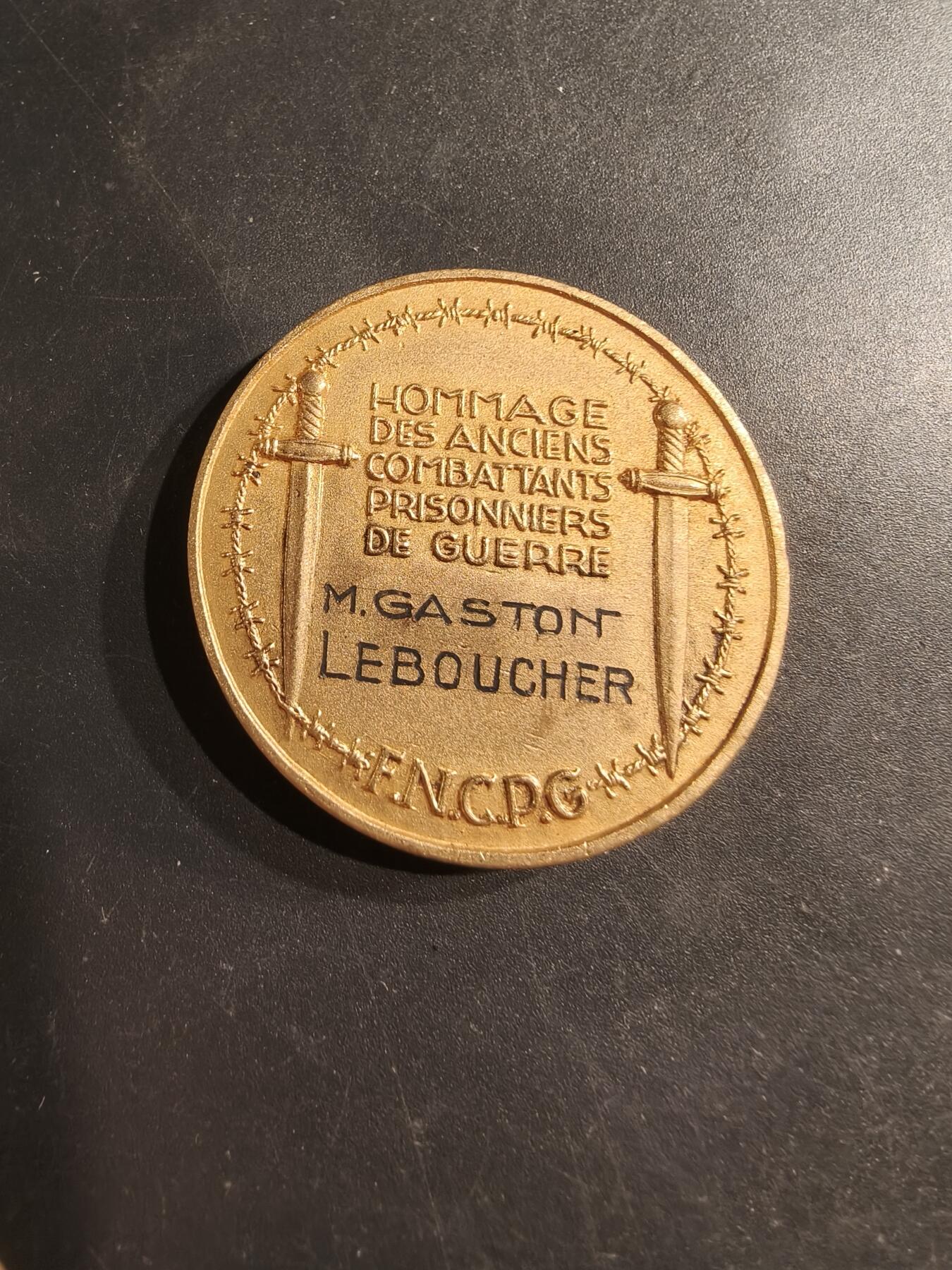 老王徽章第187期 法国二战战俘联合会镀金大铜章    直径42mm    重量40g