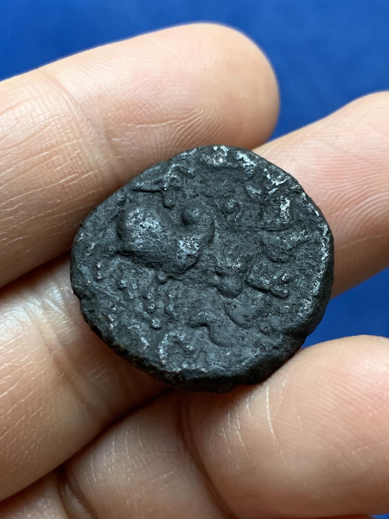 《竞宝斋》第470场 周日，周一，周二 3场连拍 （全场包邮）欢迎送拍 印度赛克王朝 阿泽斯二世5德拉马克打制铜币 公元前35-12世纪 正瘤牛背大象 该版铸造量极少 保存不易 图案铭文依稀可见 相较背站狮版极为罕见 大象版极少 喜欢丝路币的朋友可以凑版收藏