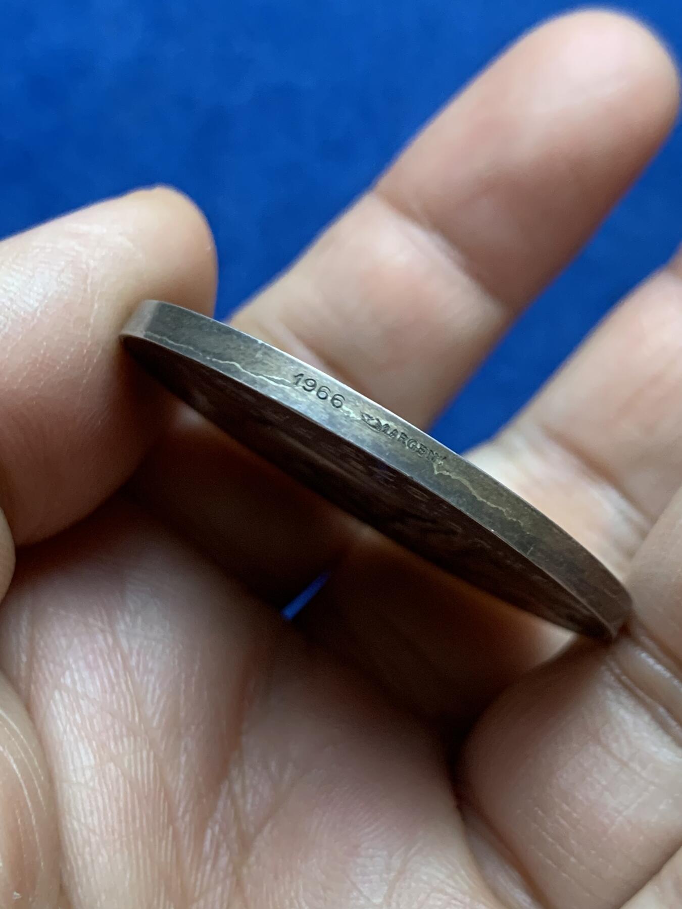 《竞宝斋》第470场 周日，周一，周二 3场连拍 （全场包邮）欢迎送拍 法国东比利牛斯佩皮尼昂商会银章，40.5MM，36.75克，丰饶角边铭，带原盒，状态非常棒