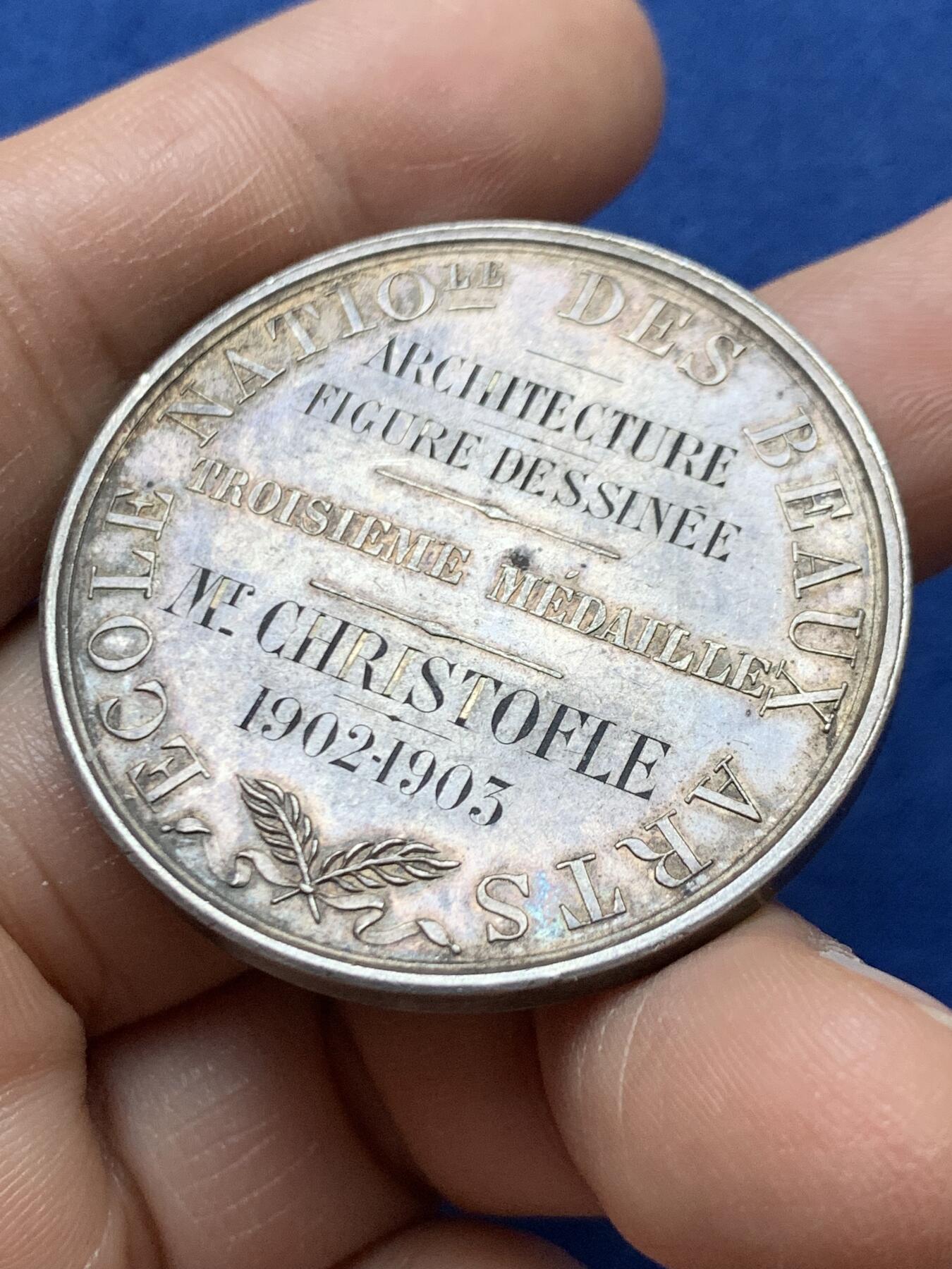 《竞宝斋》第470场 周日，周一，周二 3场连拍 （全场包邮）欢迎送拍 法国国家艺术银质奖章 高浮雕三女神 38.6克40.8mm 丰饶角银标 细节见图