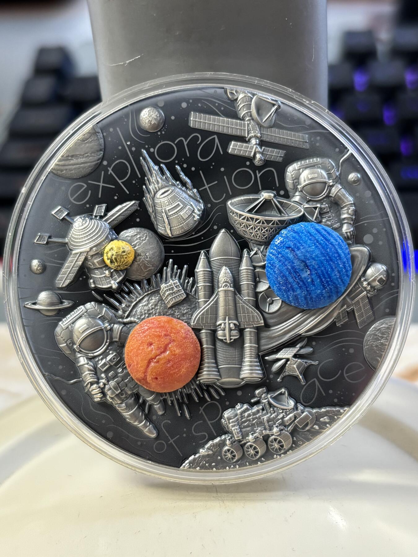 第194期拍卖 喀麦隆2022年太空探索涂鸦艺术3盎司高浮雕彩银币，999银，3盎司，发行422枚