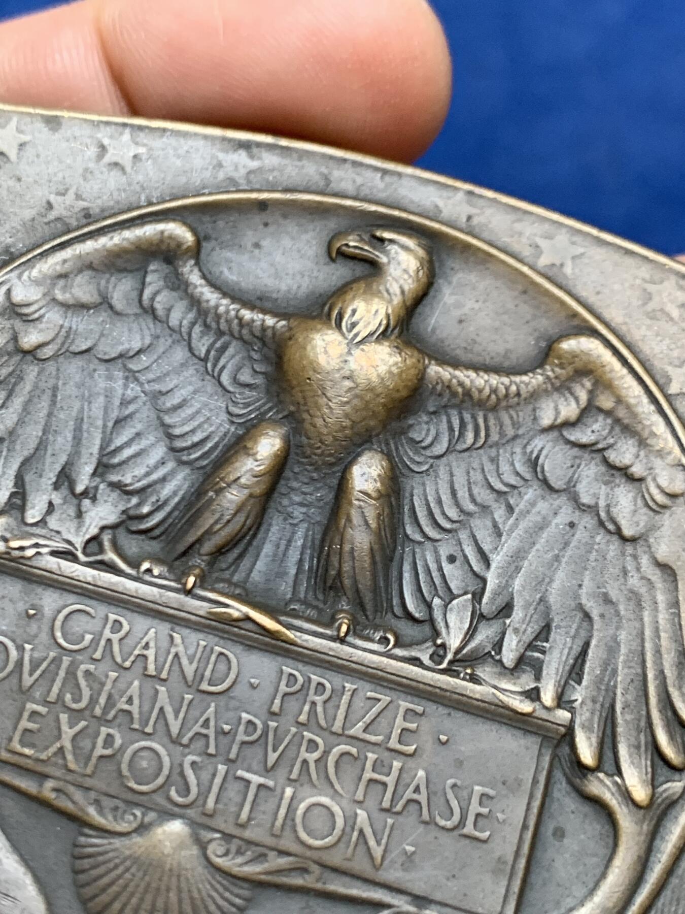 《竞宝斋》第470场 周日，周一，周二 3场连拍 （全场包邮）欢迎送拍 1904年美国圣路易斯安娜世博会盾型纪念章 GRAND PRIZE 最高级别荣誉大奖 稀有 市场未发现同款 150.6克 尺寸约为65*74mm