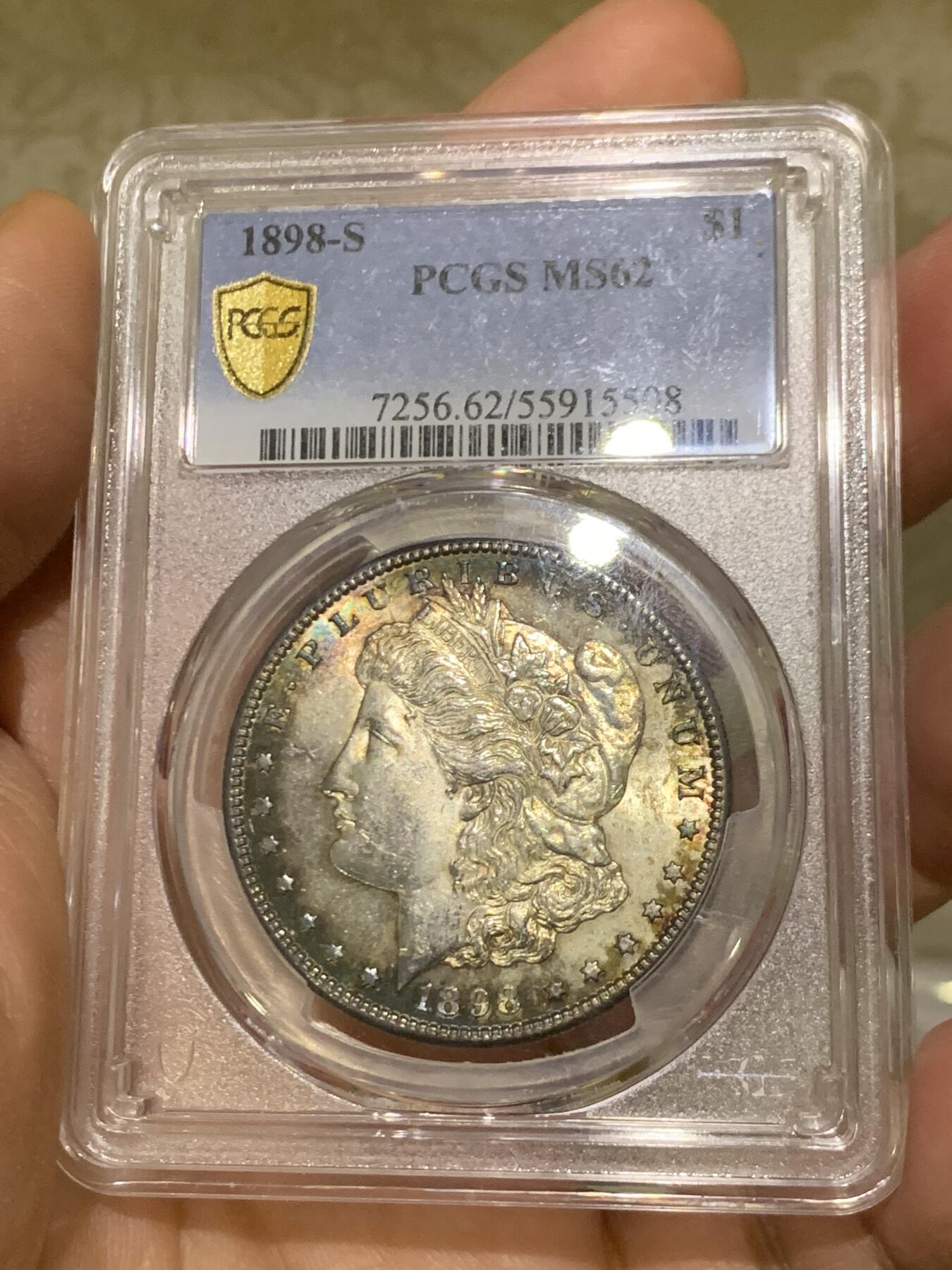 《竞宝斋》第470场 周日，周一，周二 3场连拍 （全场包邮）欢迎送拍 PCGS MS62 美国 1898 S 摩根银币 此年分钱币大多充分流通 稀有品种 双面环状五彩包浆 不可多得的藏品 PCGS指导价4511 低评