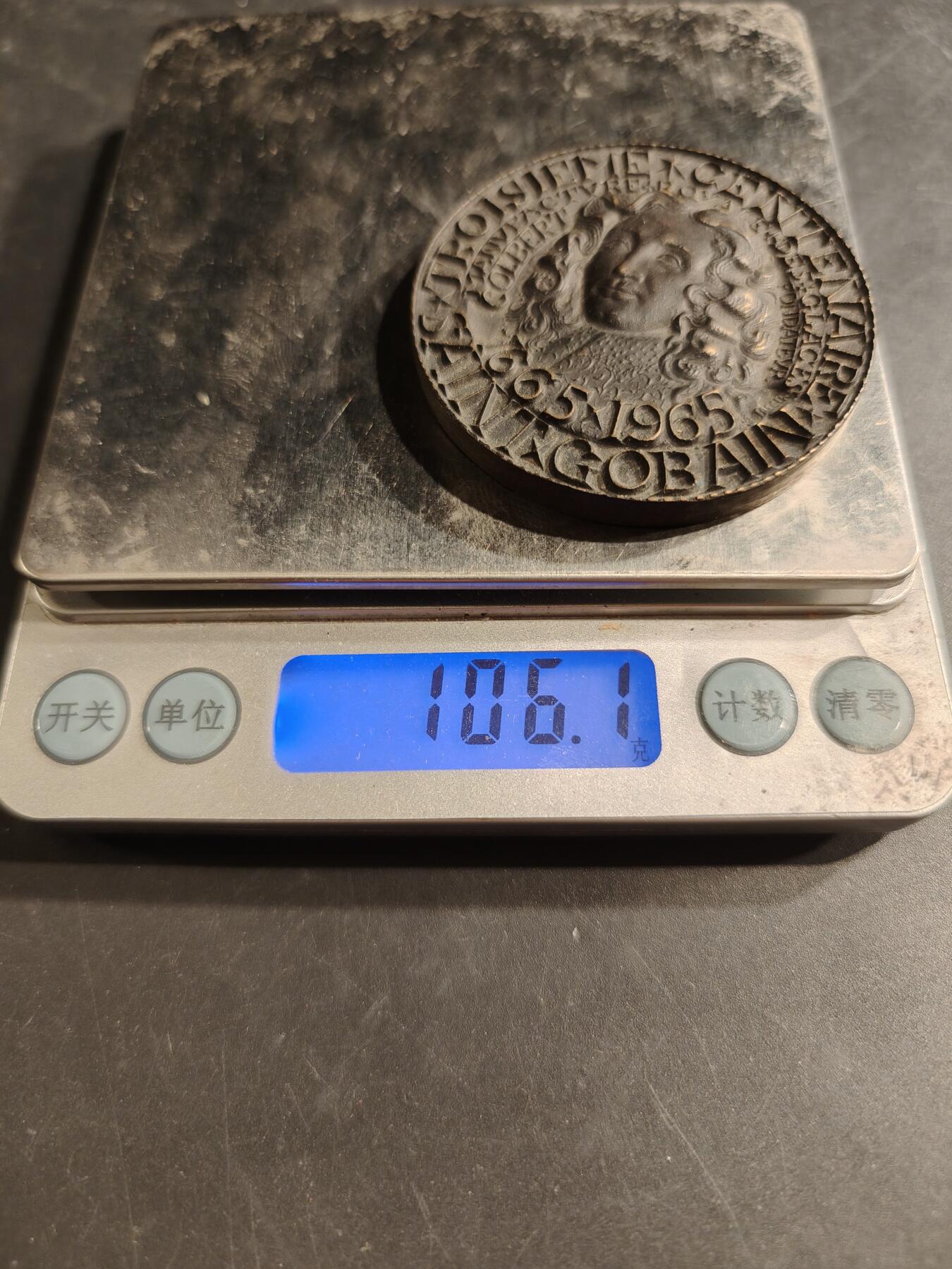 老王徽章第187期 法国圣戈班集团成立300周年大铜章    原盒    正面为路易十四时代法国财政部长科尔贝尔(它是圣戈班集团前身-法国皇家玻璃工坊创始人，该工坊为凡尔赛宫镜廊提供了全部357块玻璃)     直径53mm     重量106.1g