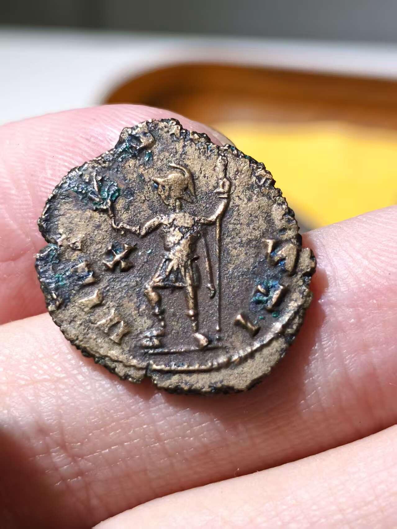 星盘世界钱币拍卖 精品！加里恩努斯双第纳尔Antoninianus银币，公元260至268年铸于罗马厂，背面是维尔图斯持矛和树枝，币文VIRTVS AVGVSTI，勇敢的奥古斯都。我特地找了俩枚不同状态同版精品，这枚铜光，这个品种好品及其难得