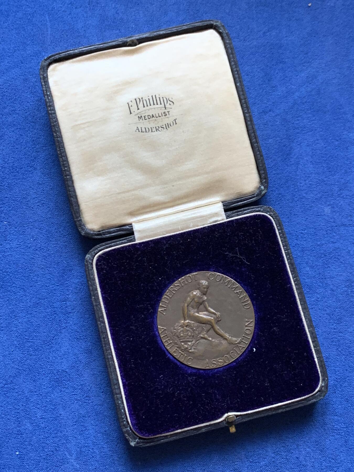 《竞宝斋》第470场 周日，周一，周二 3场连拍 （全场包邮）欢迎送拍 英国1923年退役军官运动协会铜章，奖励给越野锦标赛的第二名坦克营队伍中的PTE.W.H.HUNT，设计精美，品相完好，32.1克，38mm，带原盒