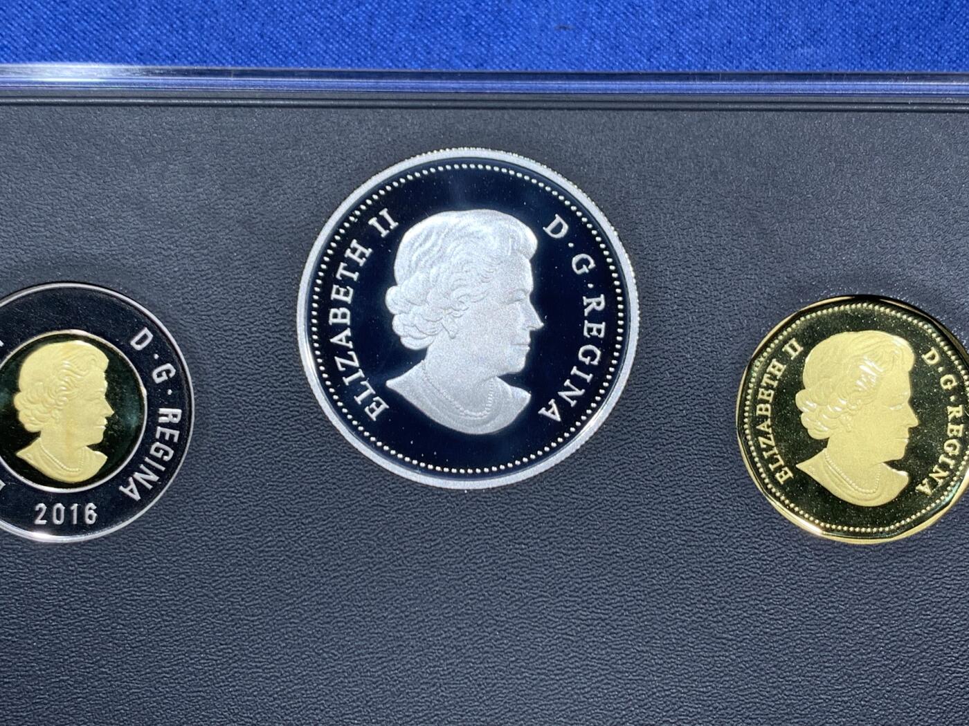 《竞宝斋》第470场 周日，周一，周二 3场连拍 （全场包邮）欢迎送拍 2016年加拿大皇家造币厂跨大西洋电缆150周年特别版精制银币套装，共7枚硬币，其中主币含23.17克纯银，整个亚克力表面模糊了，币状态保存不错的。含原盒证书