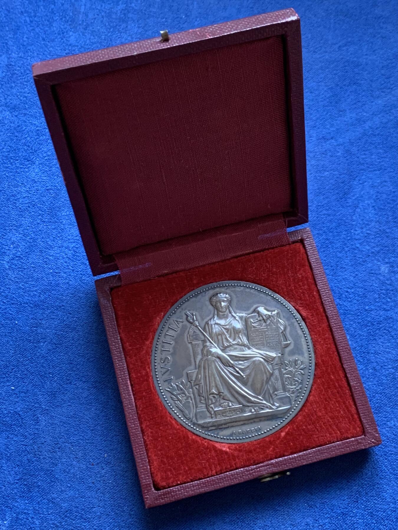 《竞宝斋》第470场 周日，周一，周二 3场连拍 （全场包邮）欢迎送拍 1933法国塞纳省商业法庭银章 59.25克 50.2mm 丰饶角2银标 带盒