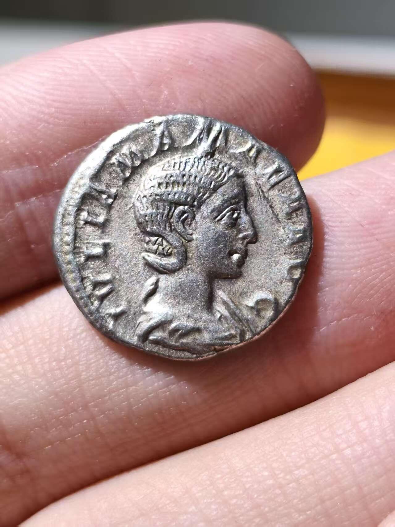 星盘世界钱币拍卖 罗马帝国 公元222–235年 朱莉娅·玛玛亚 第纳尔银币，由罗马铸币厂于公元222年塞维鲁·亚历山大即位初期打制。银质细腻，包浆自然，流银纹尚在，整体保存状态良好