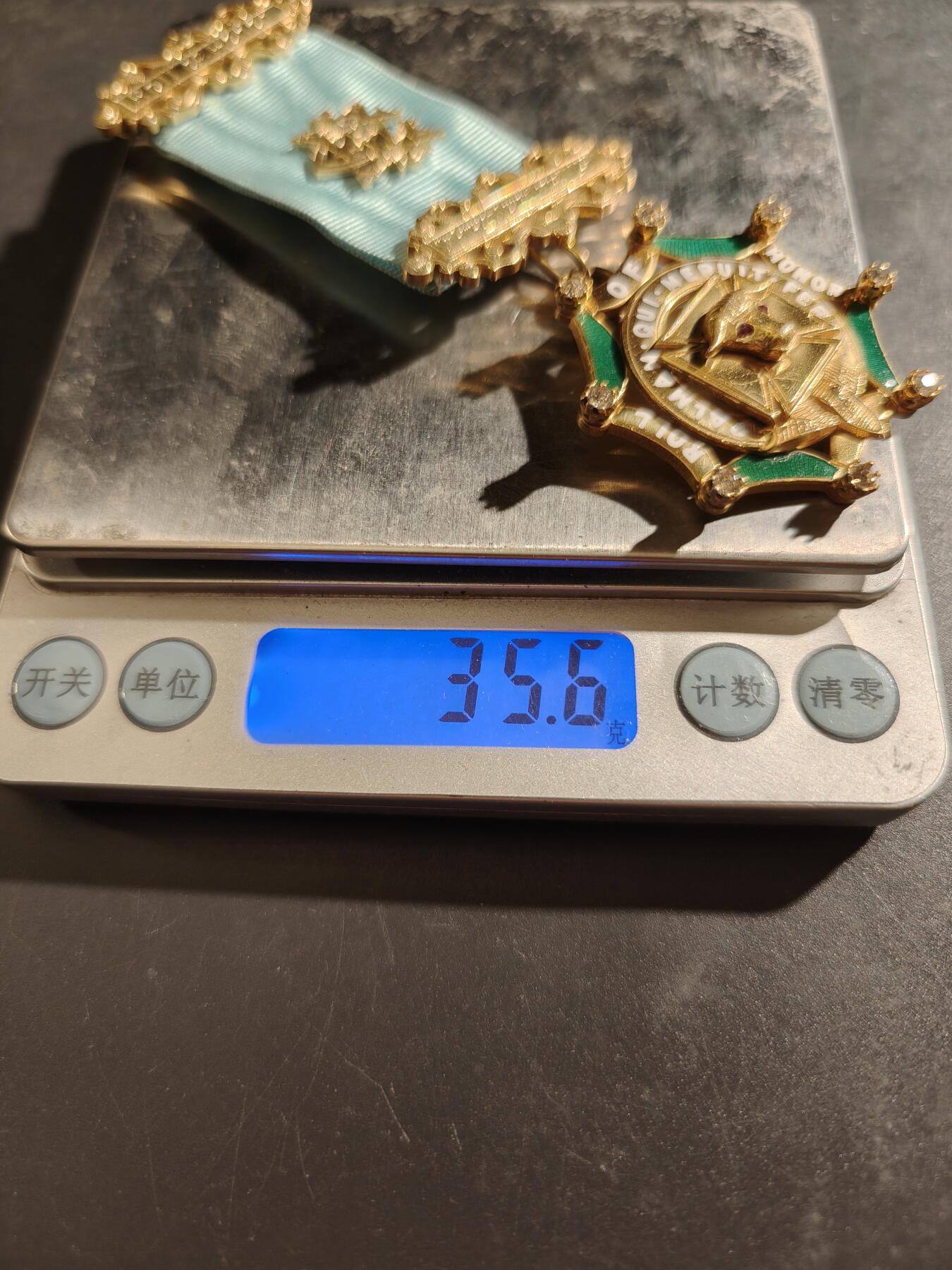 老王徽章第187期 英国皇家野牛兄弟会奖章   925银镀金珐琅    原盒    镶嵌一圈水钻