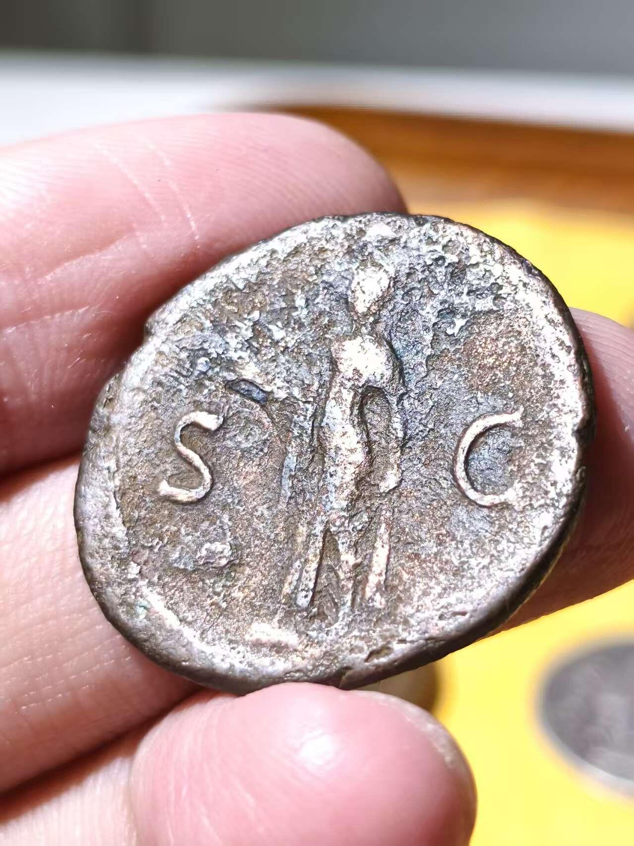 星盘世界钱币拍卖 苇斯帕乡阿斯铜币，公元74年铸于罗马造币厂。背面是希望女神司珀斯Spes提起裙摆，手拿一支花。正面币文有COS V CENS即第五届执政官，审查官。此币除SC之外无背文。