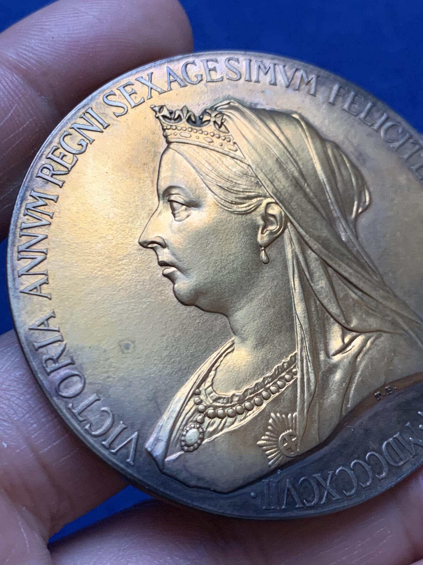 《竞宝斋》第470场 周日，周一，周二 3场连拍 （全场包邮）欢迎送拍 英国1897年维多利亚女王登基60周年纪念大铜章，经典的小维+老维双面高浮雕头像，72.65克，55.3克。