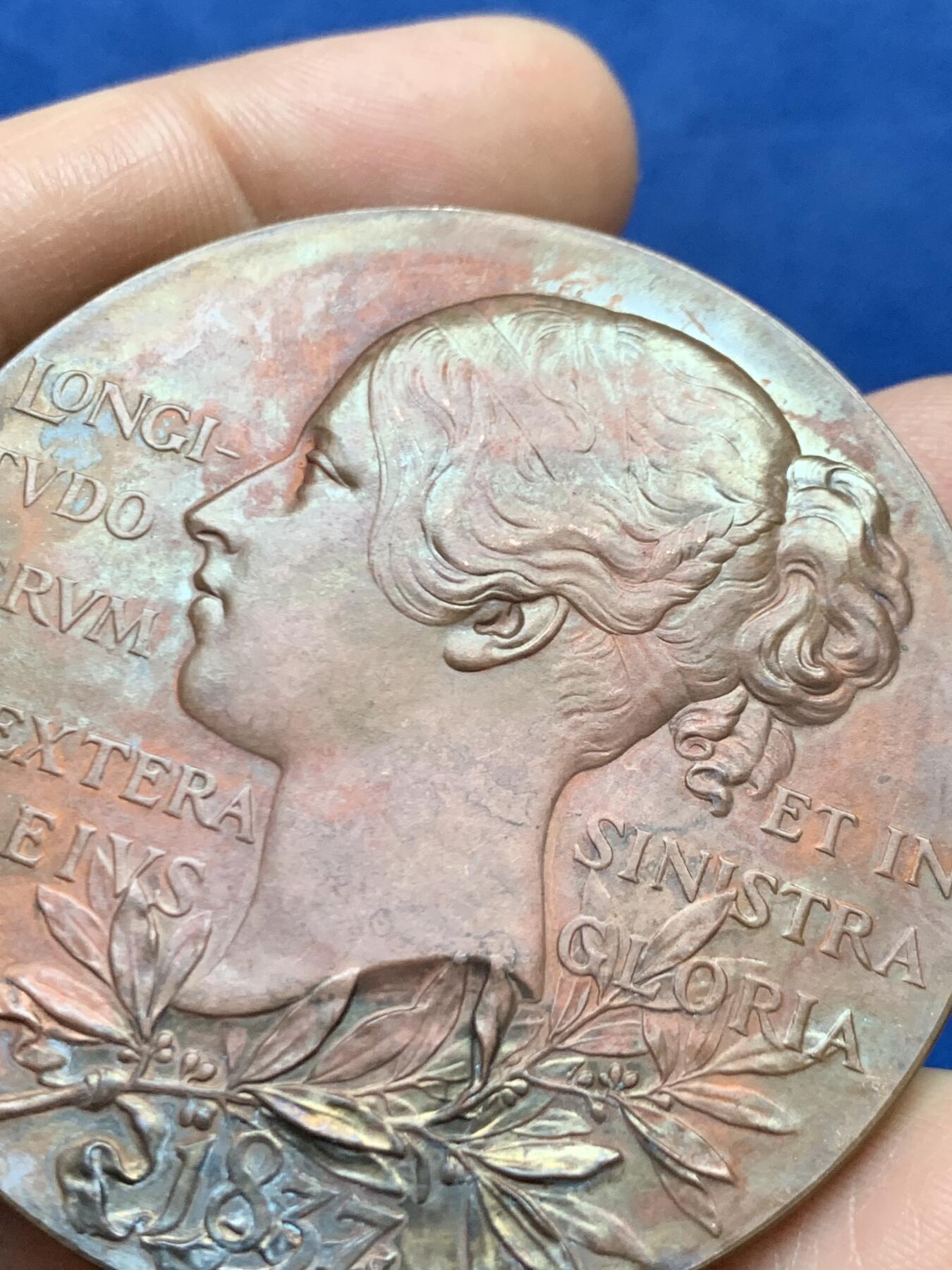 《竞宝斋》第470场 周日，周一，周二 3场连拍 （全场包邮）欢迎送拍 英国1897年维多利亚女王登基60周年纪念大铜章，经典的小维+老维双面高浮雕头像，72.65克，55.3克。