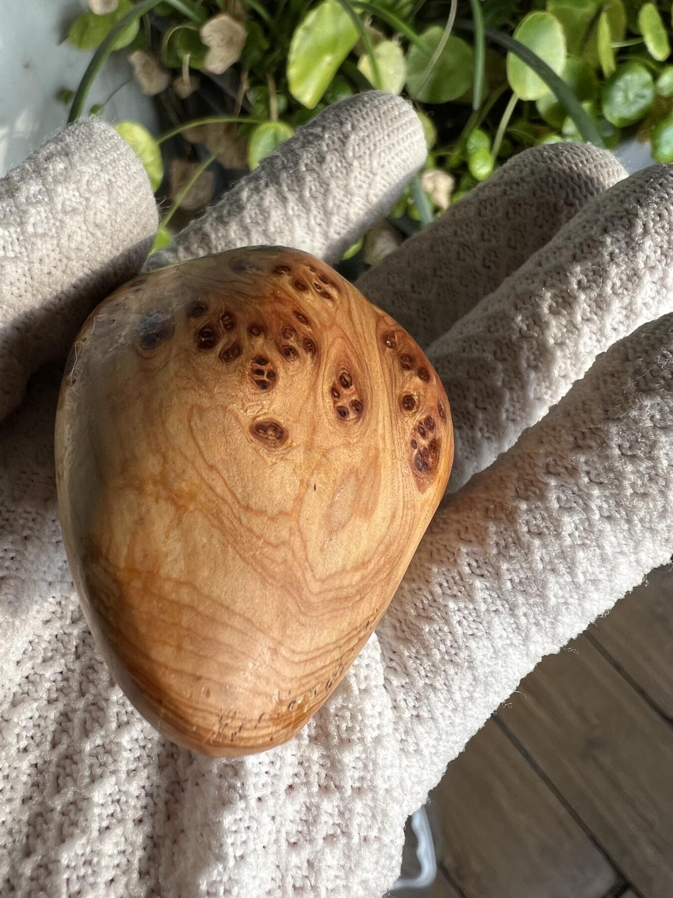 零元拍：崖柏瘤花随型手把件，十多年前的存货了，陈化的非常好，香味扑鼻，油性极大。