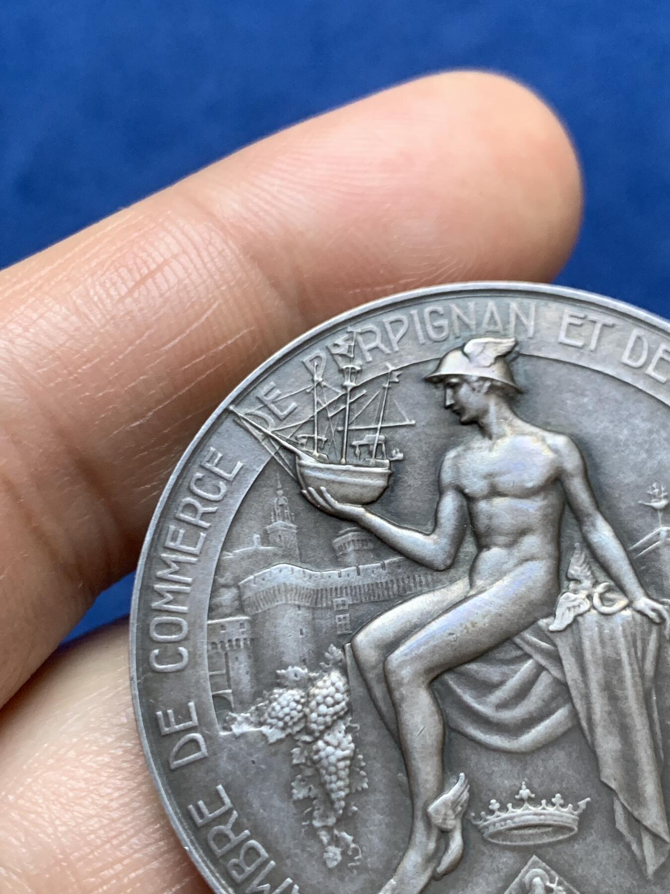 《竞宝斋》第470场 周日，周一，周二 3场连拍 （全场包邮）欢迎送拍 法国东比利牛斯佩皮尼昂商会银章，40.5MM，36.75克，丰饶角边铭，带原盒，状态非常棒