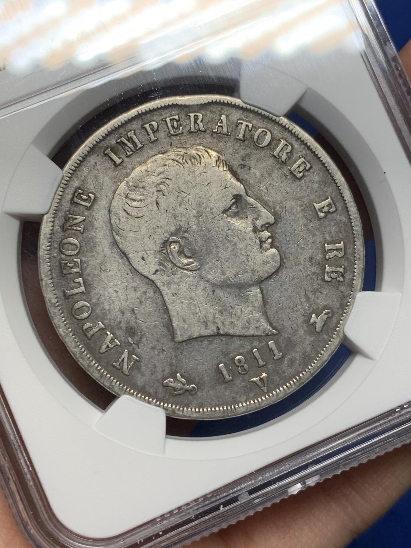 《竞宝斋》第470场 周日，周一，周二 3场连拍 （全场包邮）欢迎送拍 NGC VFD 意大利 拿破仑王国 1811年-V版 5里拉 银币 拿破仑在意大利建立的附庸国 存在不到10年 这枚在威尼斯铸造 该系列极为稀少的V版 传世黑包浆 细节尚可 拿系币经典品种