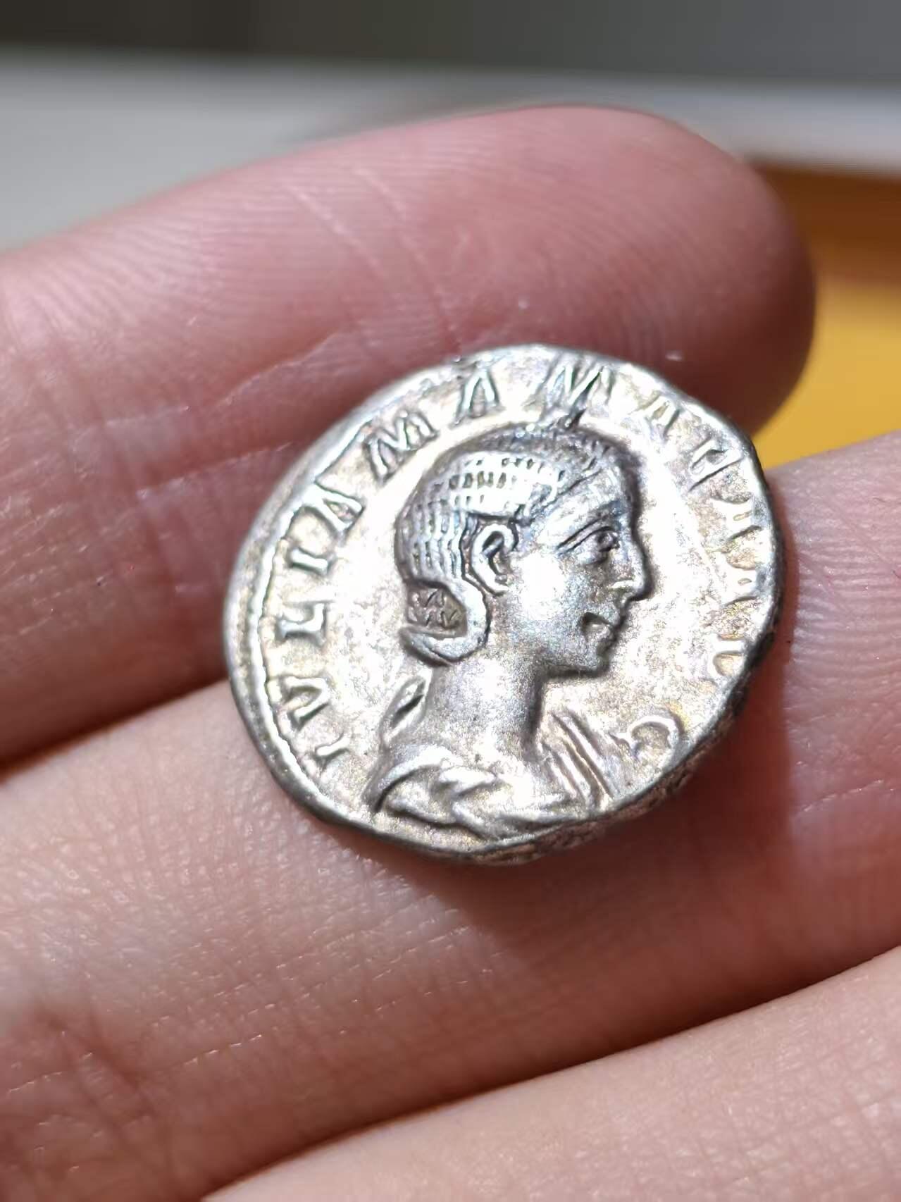 星盘世界钱币拍卖 罗马帝国 公元222–235年 朱莉娅·玛玛亚 第纳尔银币，由罗马铸币厂于公元222年塞维鲁·亚历山大即位初期打制。银质细腻，包浆自然，流银纹尚在，整体保存状态良好