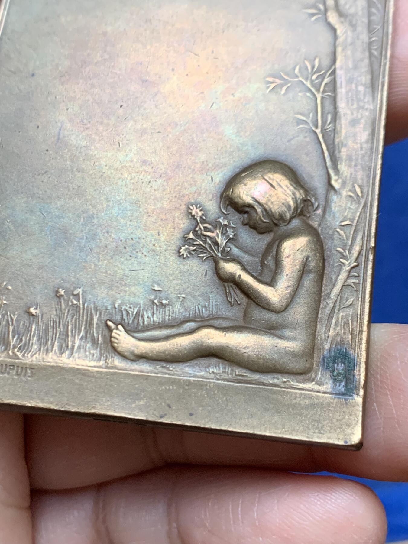 《竞宝斋》第470场 周日，周一，周二 3场连拍 （全场包邮）欢迎送拍 法国1892年园艺女神矩形大铜章，79.4克，61.5x48.5mm，大师Dupuis名作，Maier章牌目录122号。Dupuis也是名章“泉”“巢”系列的作者。双女神研究园艺种植，画面生动细致。铜光泛彩，状态上佳。