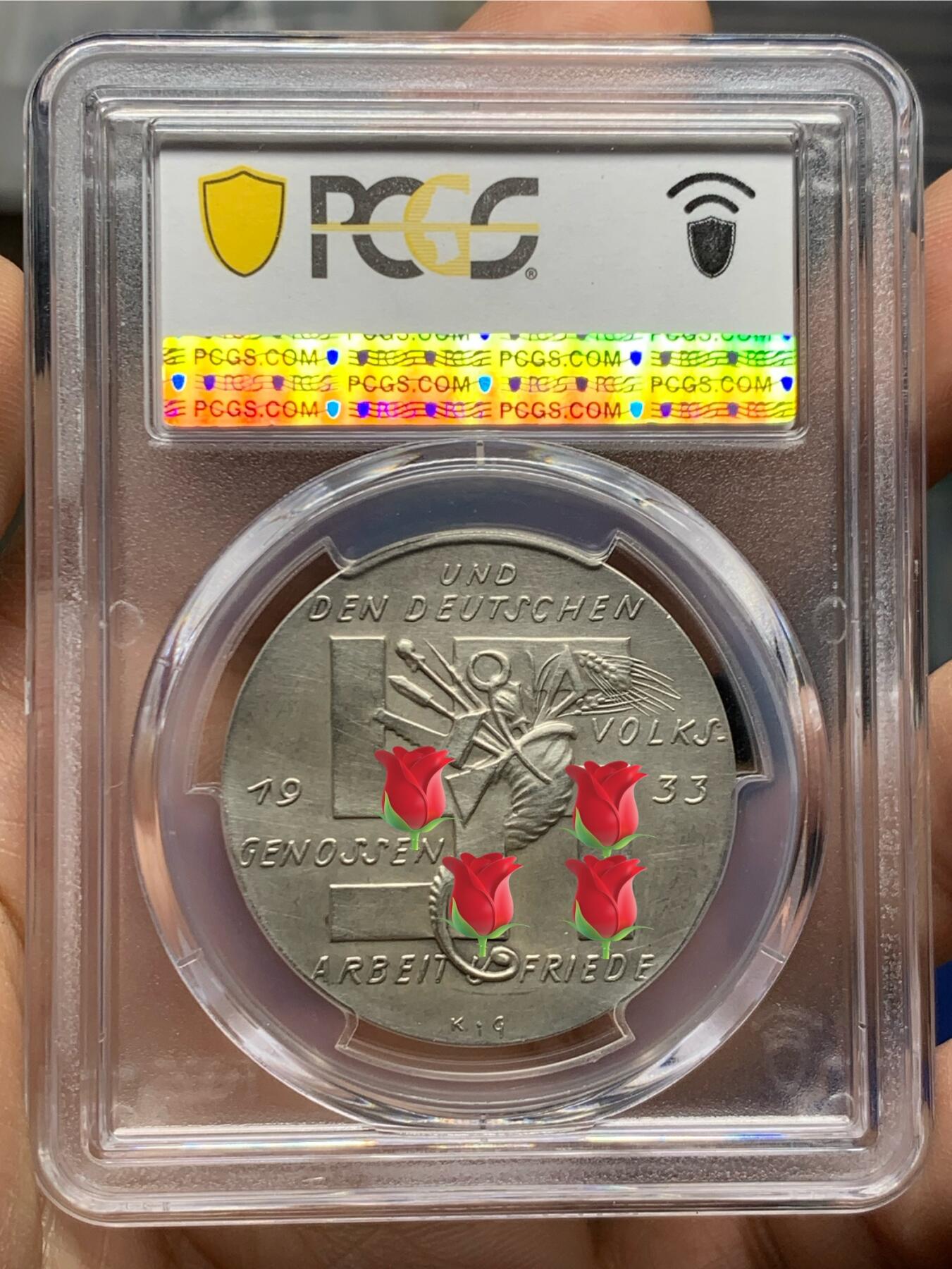 《竞宝斋》第470场 周日，周一，周二 3场连拍 （全场包邮）欢迎送拍 亚军分 PCGS SP62 1933年德国帝国就业计划纪念银章 36MM 卡尔哥茨作品 正面一家四口聚在桌前祈祷 1932年 600W人失业 胡子上台承诺：每户人餐桌上都有牛奶和面包 为德国人解决工作问题 并发表《告德意志国民书》 哥茨设计目的同广大德国人民一样 表达对新上台民族社会主义工人党的期待 而这枚章具有很大的前瞻性 因为历史证明 胡子的承诺 在其执政初期就全部实现（原图请自行查询官网）