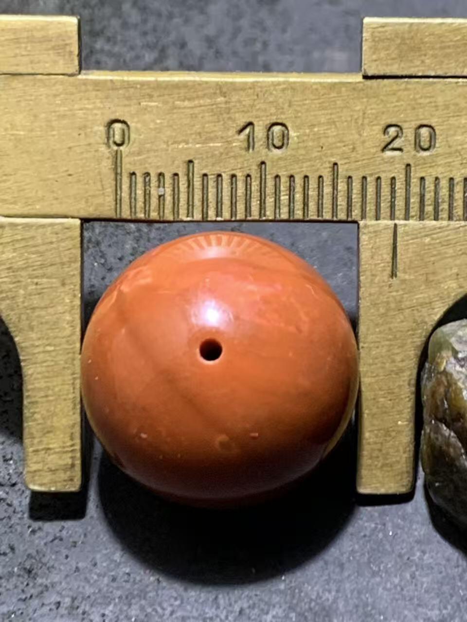 南红玛瑙柿子红圆珠一颗，