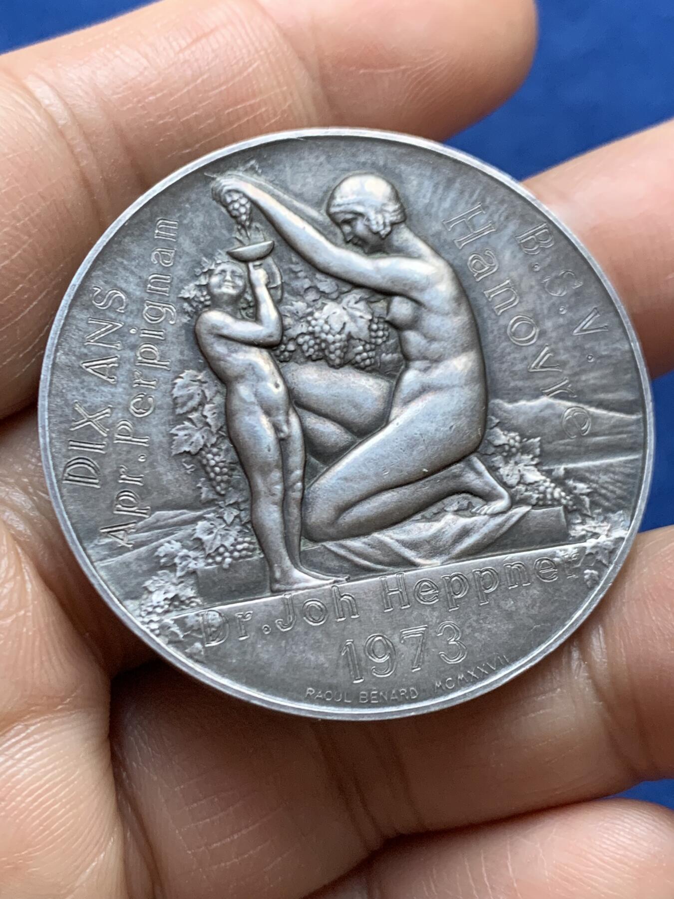 《竞宝斋》第470场 周日，周一，周二 3场连拍 （全场包邮）欢迎送拍 法国东比利牛斯佩皮尼昂商会银章，40.5MM，36.75克，丰饶角边铭，带原盒，状态非常棒