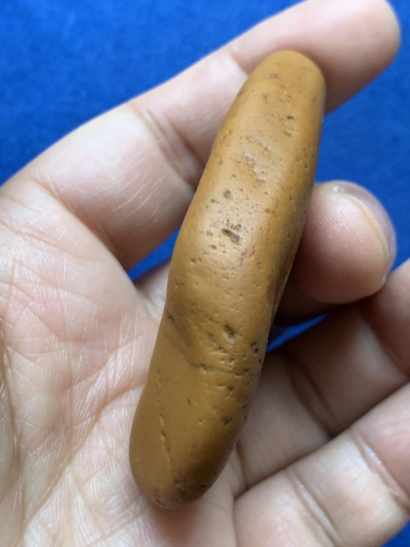 《竞宝斋》第470场 周日，周一，周二 3场连拍 （全场包邮）欢迎送拍 黄蜡石石雕·人生如意 手把件，重68.9克，寿桃型原石，天然纹路，植物底洒金处理，与象征富贵的帝王黄的黄蜡石，融为一体