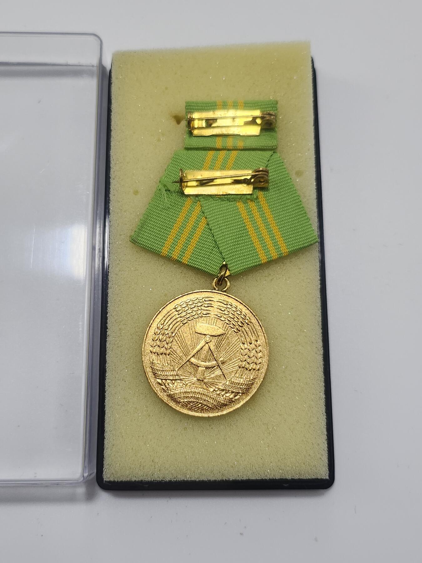 南水社第3次拍卖 春季专场 民主德国内政部忠诚服务金级奖章（30年） 原盒带略 品相完好