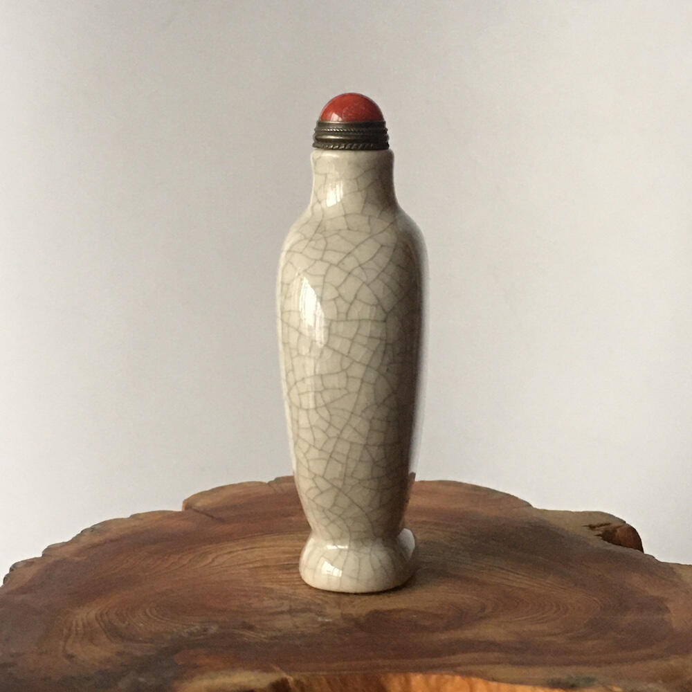      中国红色盖子配六七十年代耀州窑瓷质鼻烟壶开片釉库存老货旧藏文玩艺术收藏