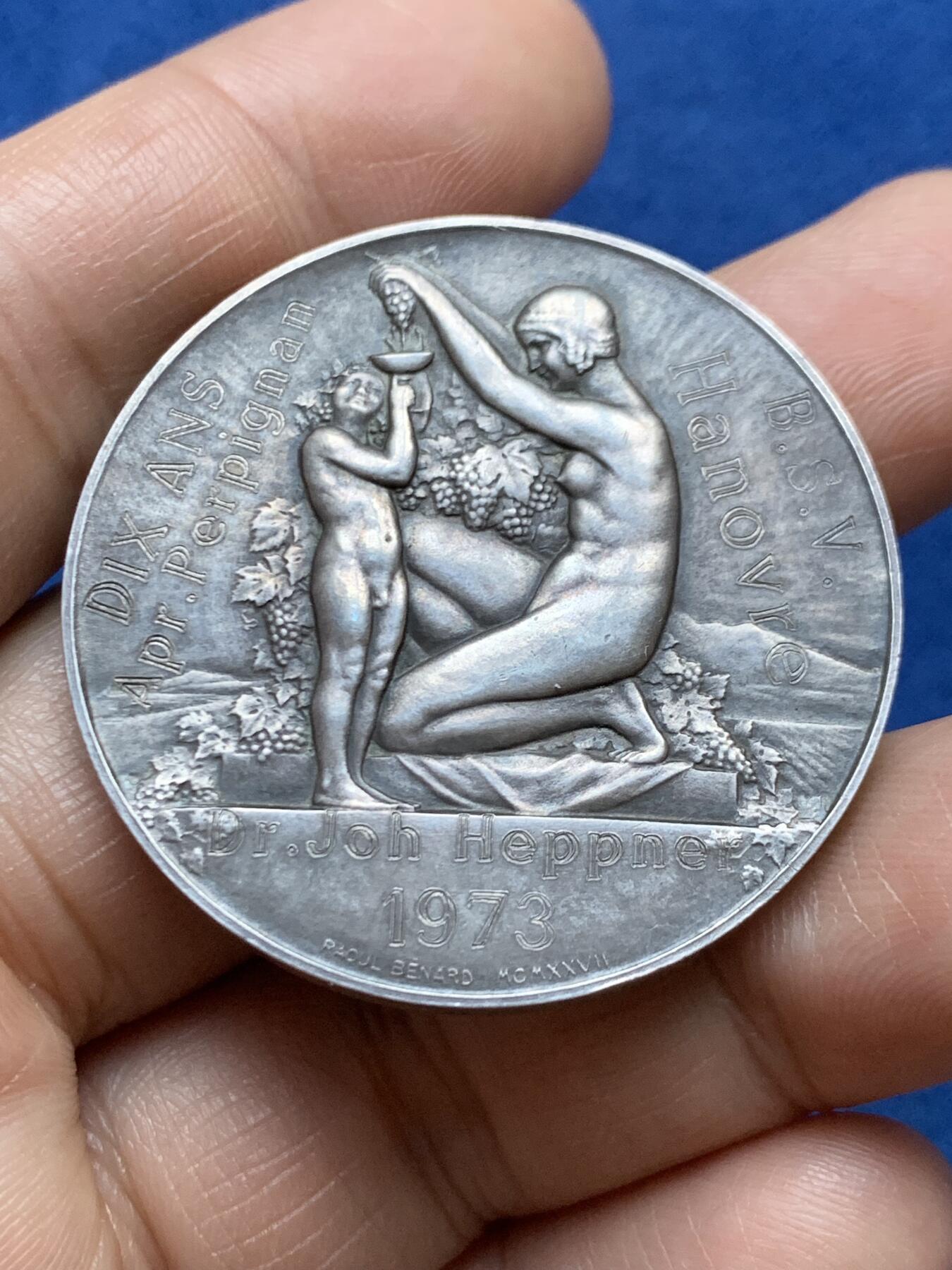 《竞宝斋》第470场 周日，周一，周二 3场连拍 （全场包邮）欢迎送拍 法国东比利牛斯佩皮尼昂商会银章，40.5MM，36.75克，丰饶角边铭，带原盒，状态非常棒