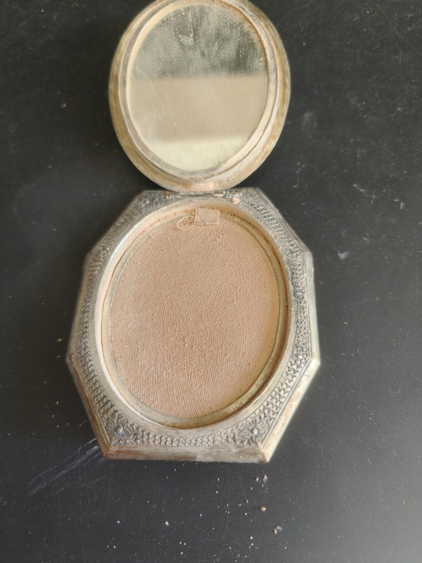 老王徽章第187期 欧洲银质梳妆镜盒     带缺少卡扣的原盒    盒子打900银标和厂标     80.8g