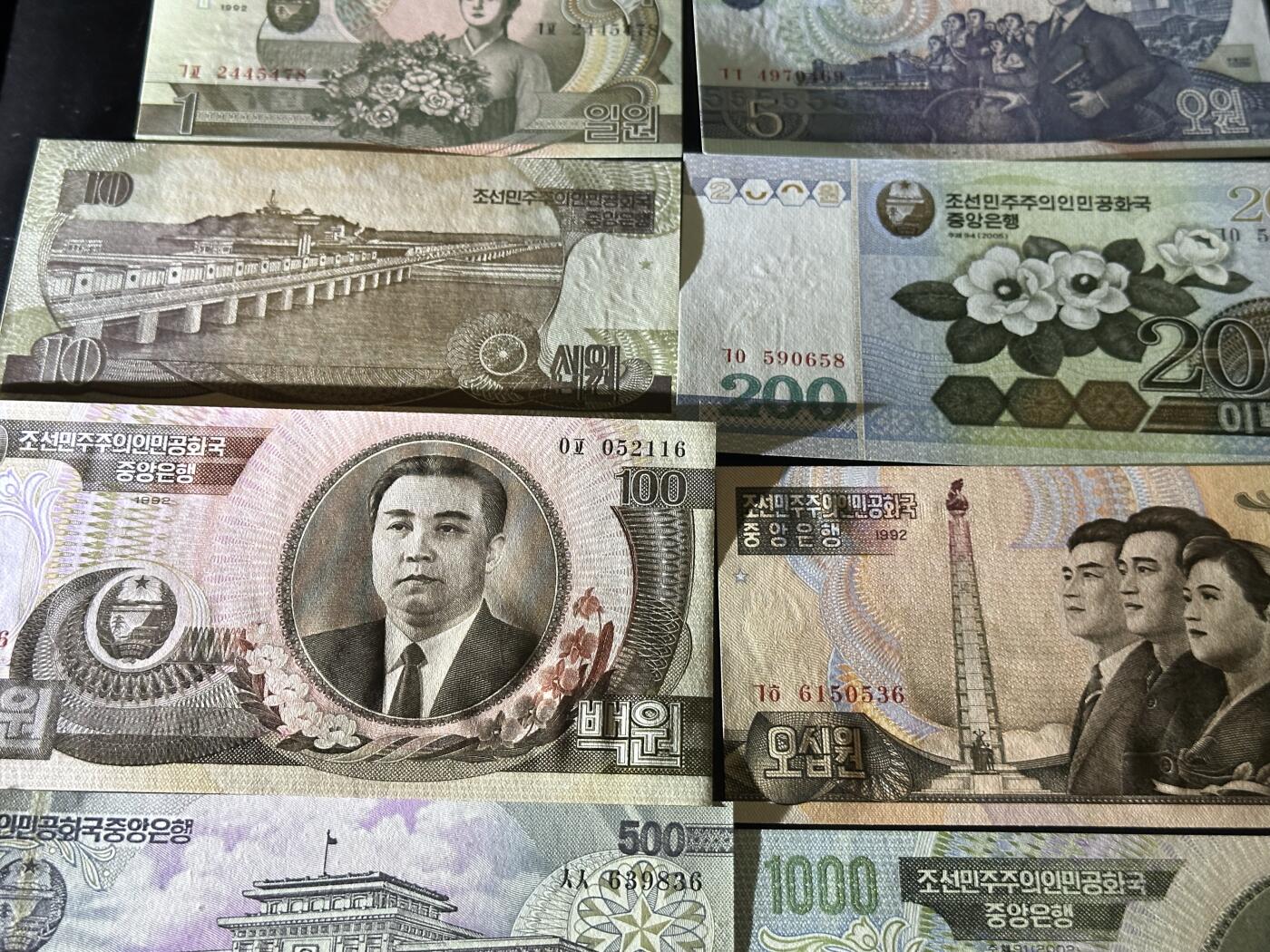 《外钞收藏家》第六百一十八期（精品场）（长期征集拍品、欢迎藏友们联系合作） 朝鲜上一版本9张+越南纸钞版本8张两套（胡爷爷与金爷爷）	UNC