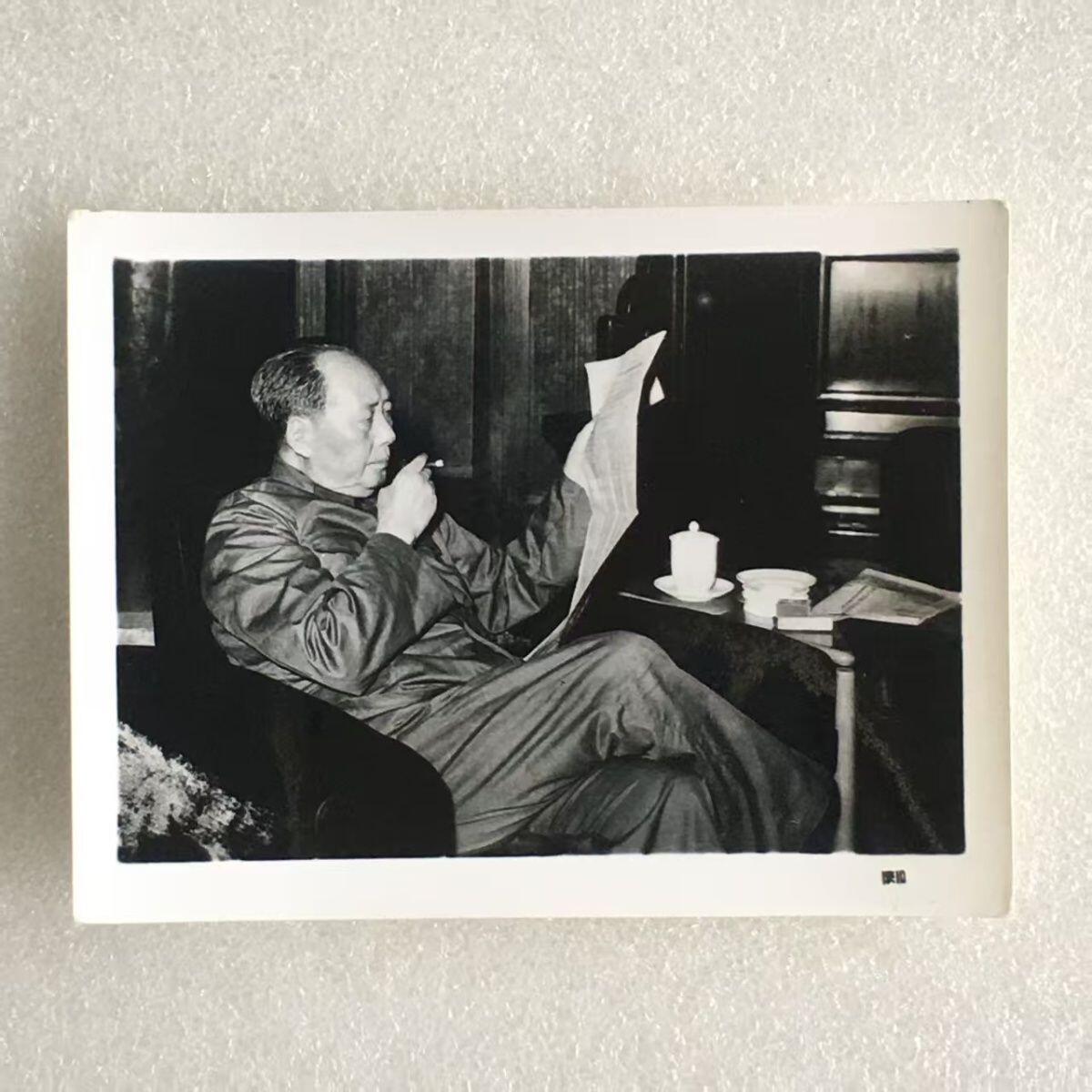         稀少六七十年代伟人毛主席读报照全新品相未流通1张原版真品如图旧藏文玩艺术收藏