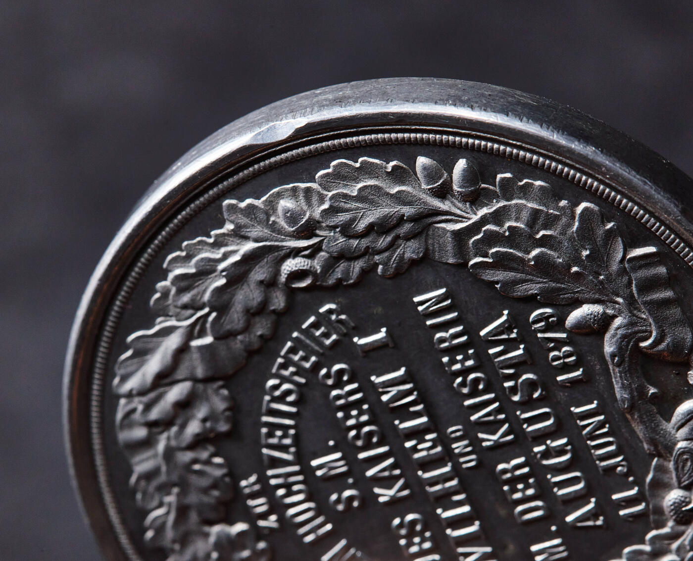 【俄甄集藏】2026年(049)03-18星期三 晚 19:30 全场包邮 德国1879年威廉一世与奥古斯塔皇后金婚白色金属大型纪念章，直径：60mm，重量：101.2克，高浮雕，类精制底板，边缘有小磕碰