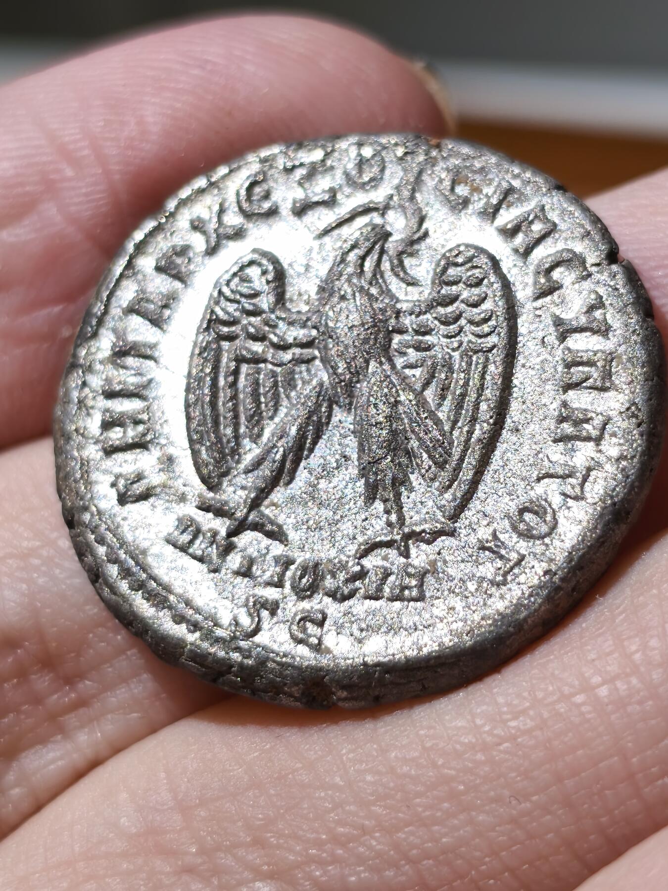 星盘世界钱币拍卖 古罗马帝国 叙利亚地区，安条克造币厂，菲利普二世，四德拉克马银币，发行于244-247年间。    正面：菲利普二世无冠披甲右向胸像。  背面：雄鹰右立，头向右，喙衔花环。