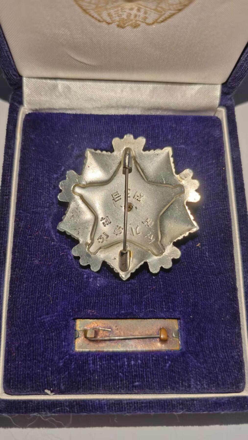 东亚勋章徽章主题拍卖 ⑨ 朝鲜三级国旗（带盒带略