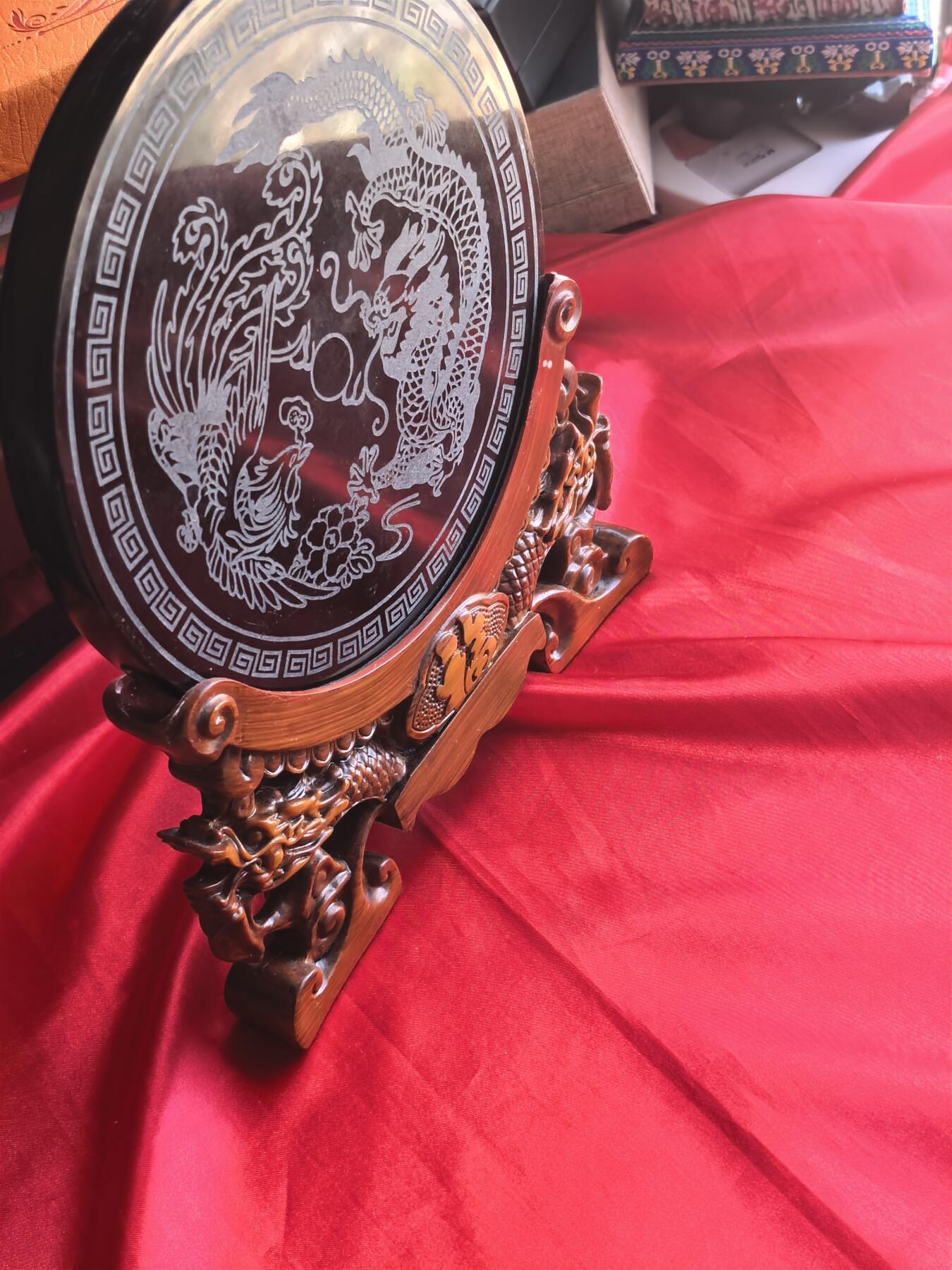 百年老和田青玉双面雕圆盘 净重1229g 配实木双龙底座 收藏陈设件