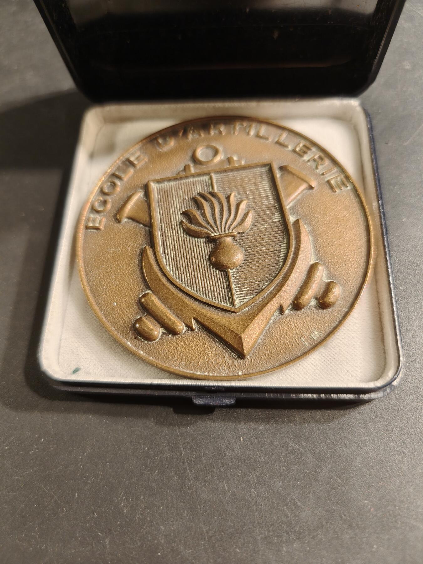 老王徽章第187期 法国炮兵学校大铜章   原盒    实发授予炮兵中校    直径72mm    重量154.4g