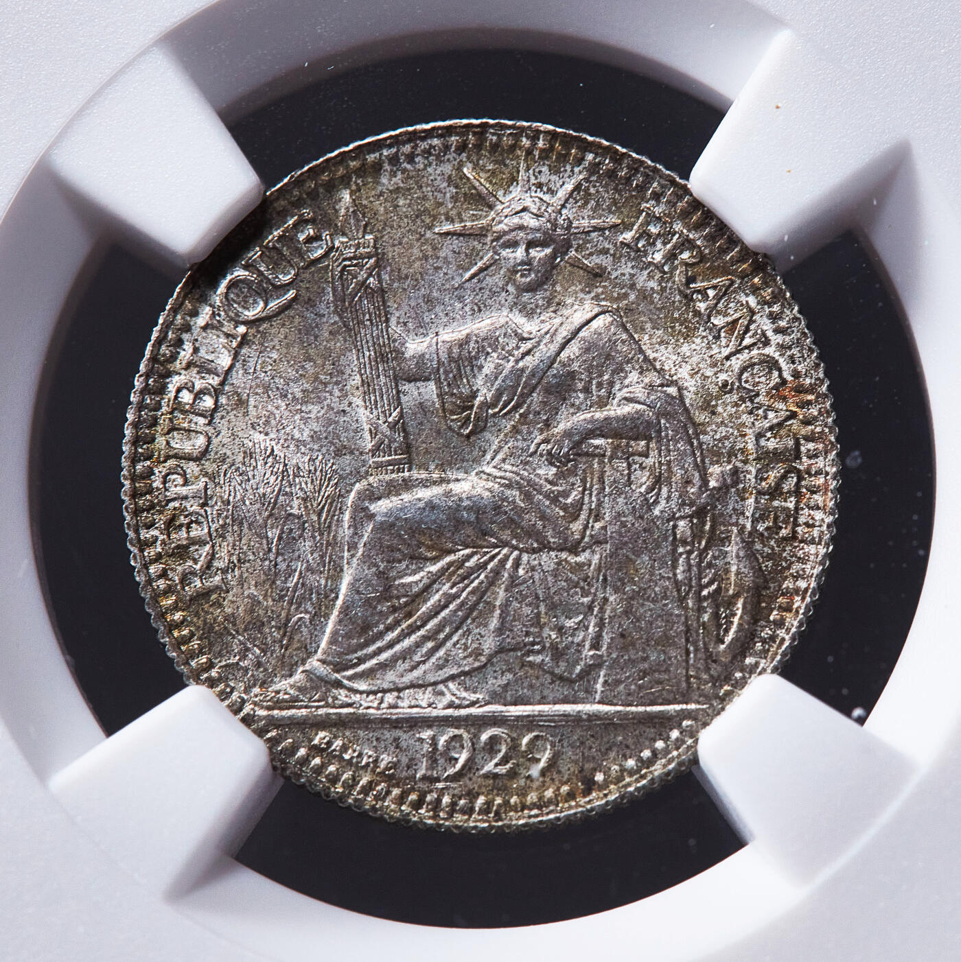 【俄甄集藏】2026年(049)03-18星期三 晚 19:30 全场包邮 法属印度支那1929年A版坐洋10分银币，NGC MS65，五彩包浆，转光品相，少见年份