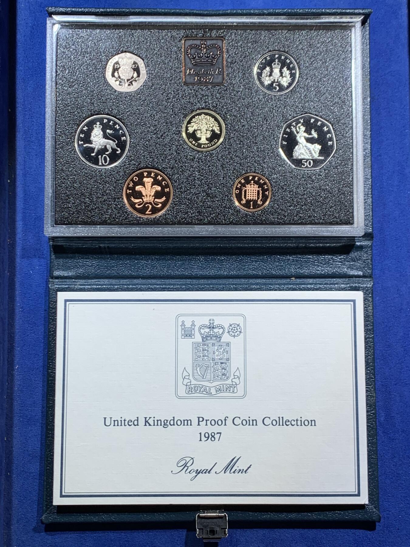 《竞宝斋》第470场 周日，周一，周二 3场连拍 （全场包邮）欢迎送拍 英国1987年精制套币，带1枚1英镑橡树精制纪念币，7枚币，盒证齐全，品相精美，蓝色盒装。