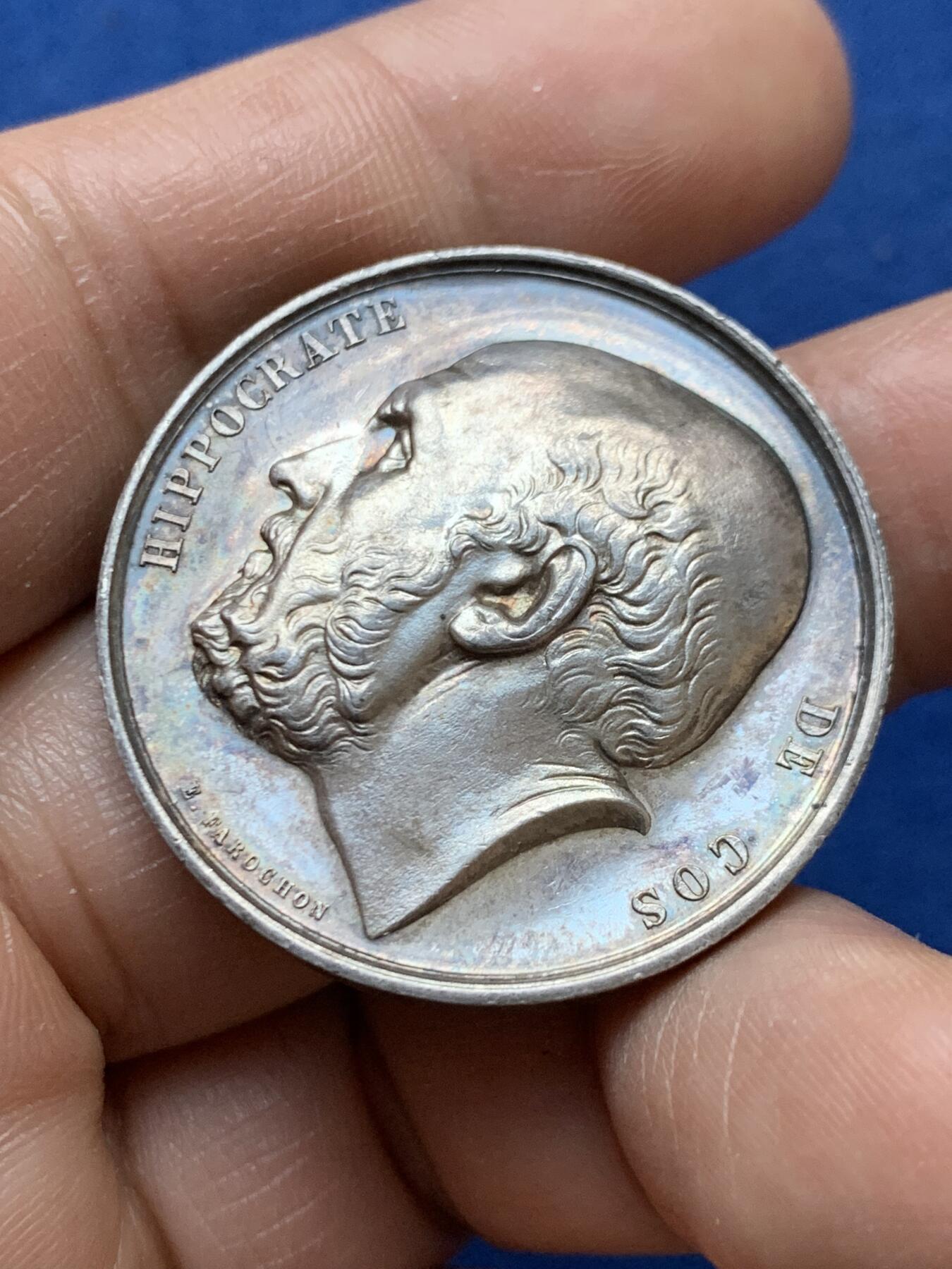 《竞宝斋》第470场 周日，周一，周二 3场连拍 （全场包邮）欢迎送拍 19世纪法国医学之父希波克拉底银章 19.1克 34.2mm  丰饶角银标
