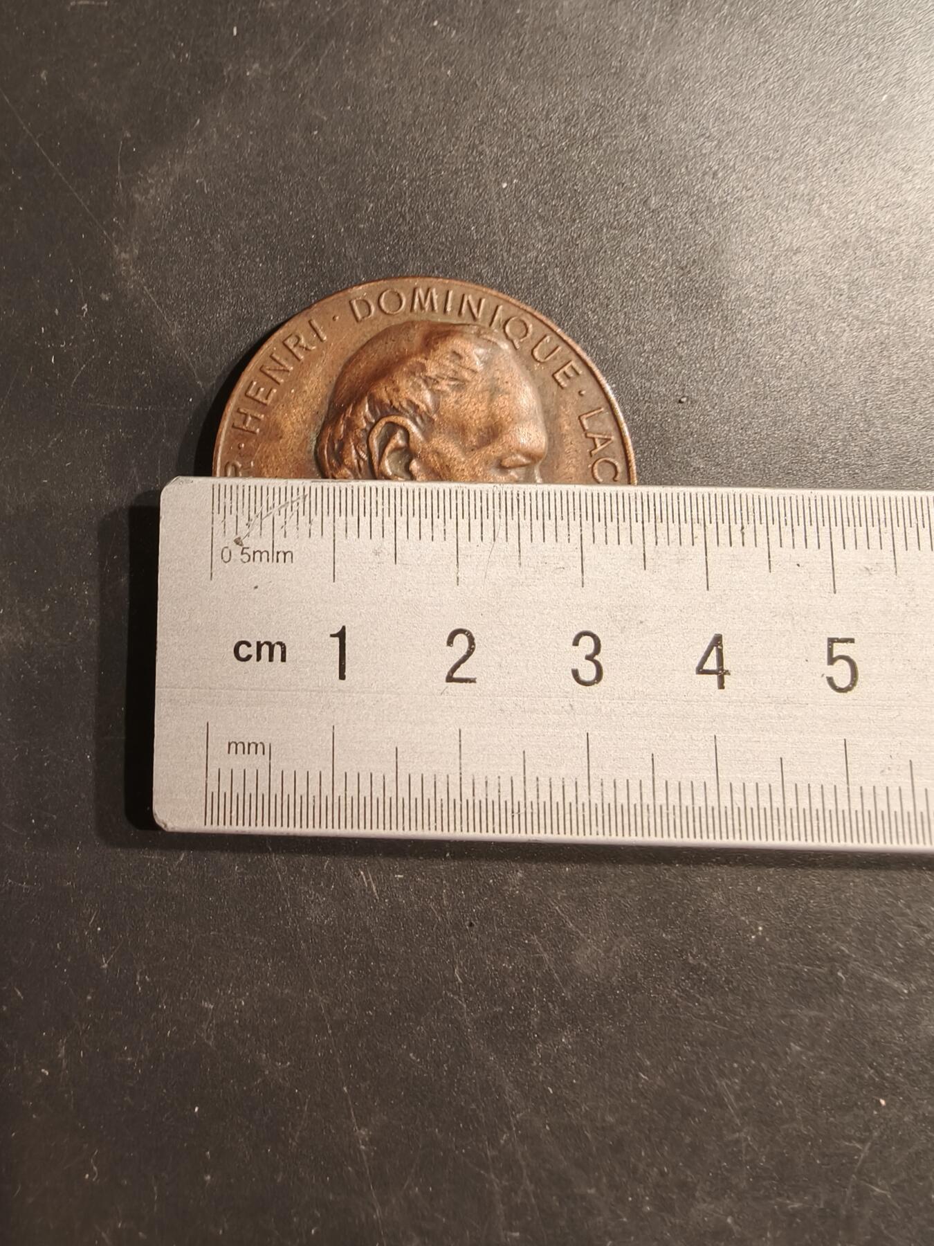 老王徽章第187期 法国多明我会修士多米尼克·拉科代尔修士大铜章     直径36mm     重量18.8g     大师维克托·维旺作品