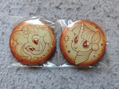 【随心含颖卡拍56期】卡游/集卡社/卡卡沃 抽卡机专场拍卖【无佣金】 - 卡游 小马宝莉 焦糖吧唧2个 碧琪➕紫悦