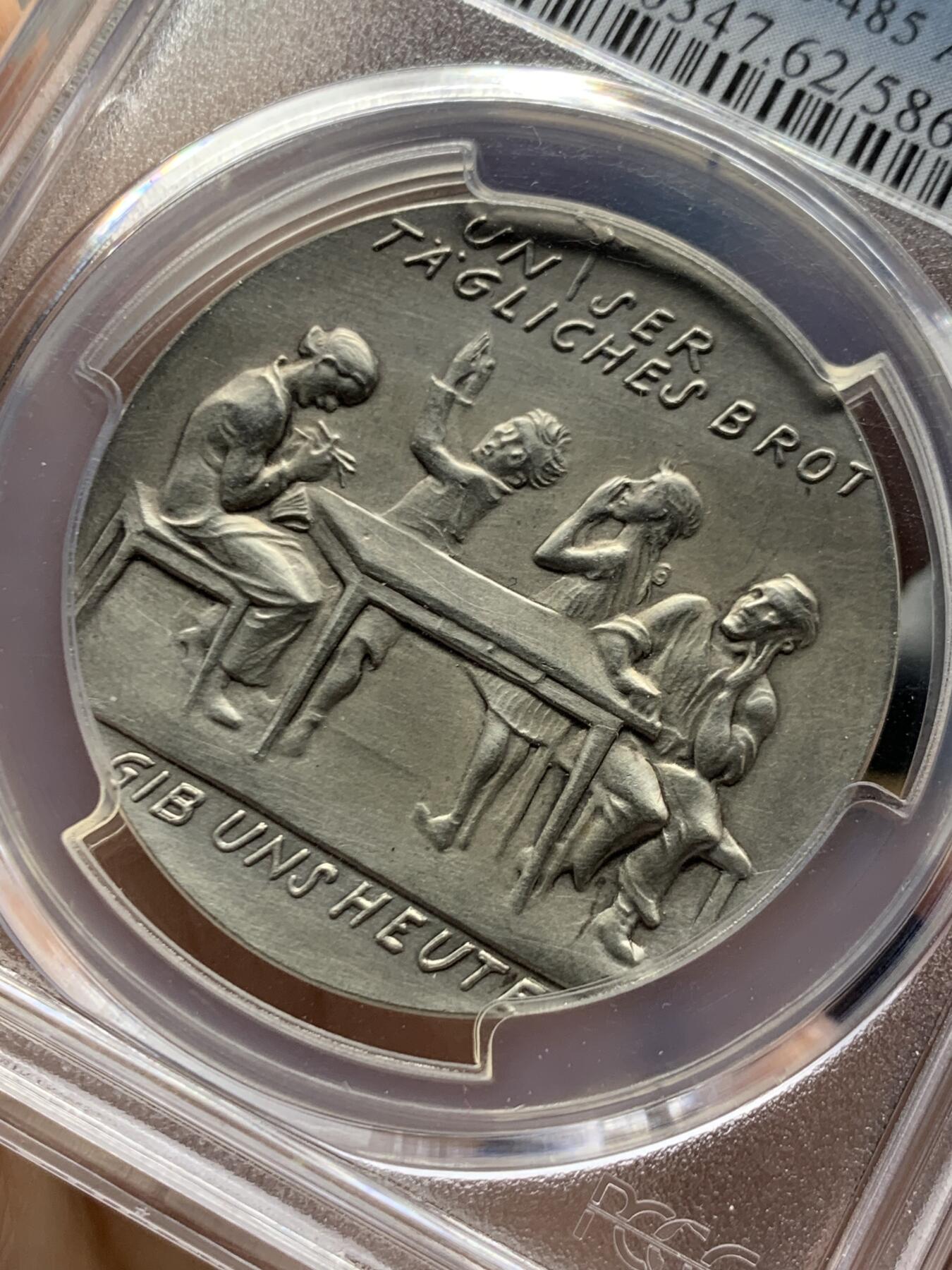 《竞宝斋》第470场 周日，周一，周二 3场连拍 （全场包邮）欢迎送拍 亚军分 PCGS SP62 1933年德国帝国就业计划纪念银章 36MM 卡尔哥茨作品 正面一家四口聚在桌前祈祷 1932年 600W人失业 胡子上台承诺：每户人餐桌上都有牛奶和面包 为德国人解决工作问题 并发表《告德意志国民书》 哥茨设计目的同广大德国人民一样 表达对新上台民族社会主义工人党的期待 而这枚章具有很大的前瞻性 因为历史证明 胡子的承诺 在其执政初期就全部实现（原图请自行查询官网）