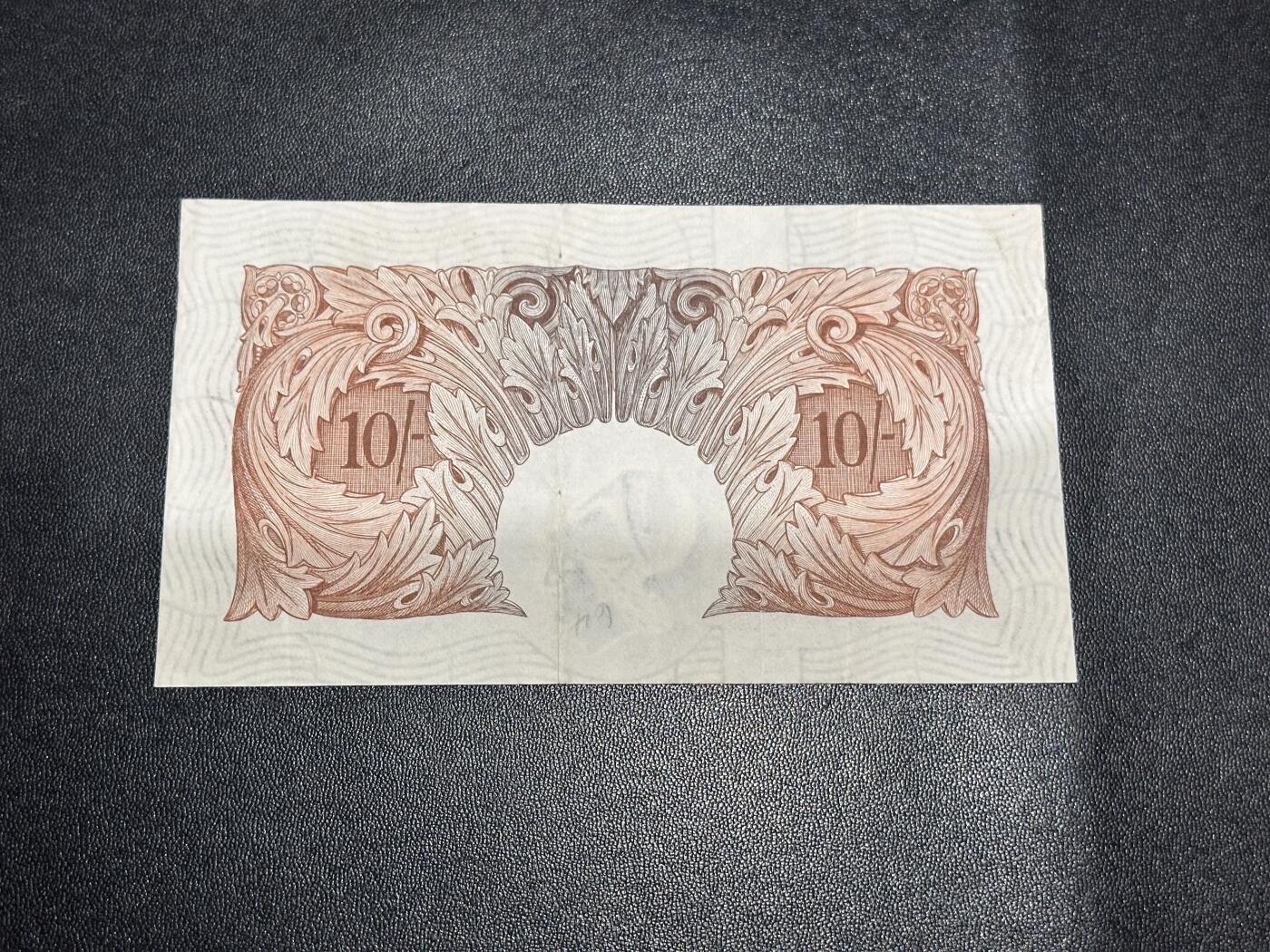 《外钞收藏家》第六百一十八期（精品场）（长期征集拍品、欢迎藏友们联系合作） 英国A序列10先令 非全新 品相如图