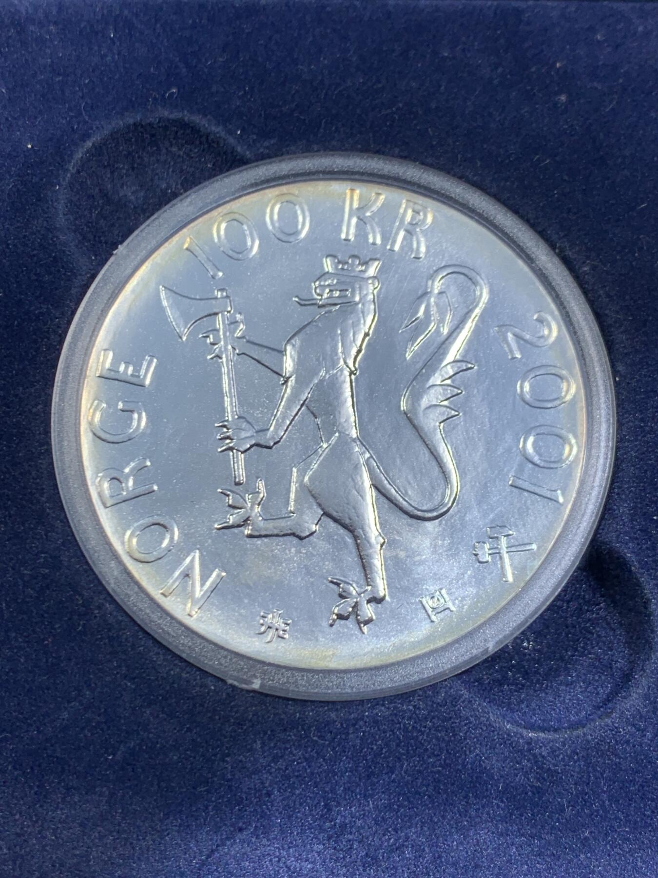 《竞宝斋》第470场 周日，周一，周二 3场连拍 （全场包邮）欢迎送拍 挪威2001年100挪威克朗银币 诺贝尔和平奖百年纪念 33.6克 925银 发行量5万 盒证全（盒子背面就是证）
